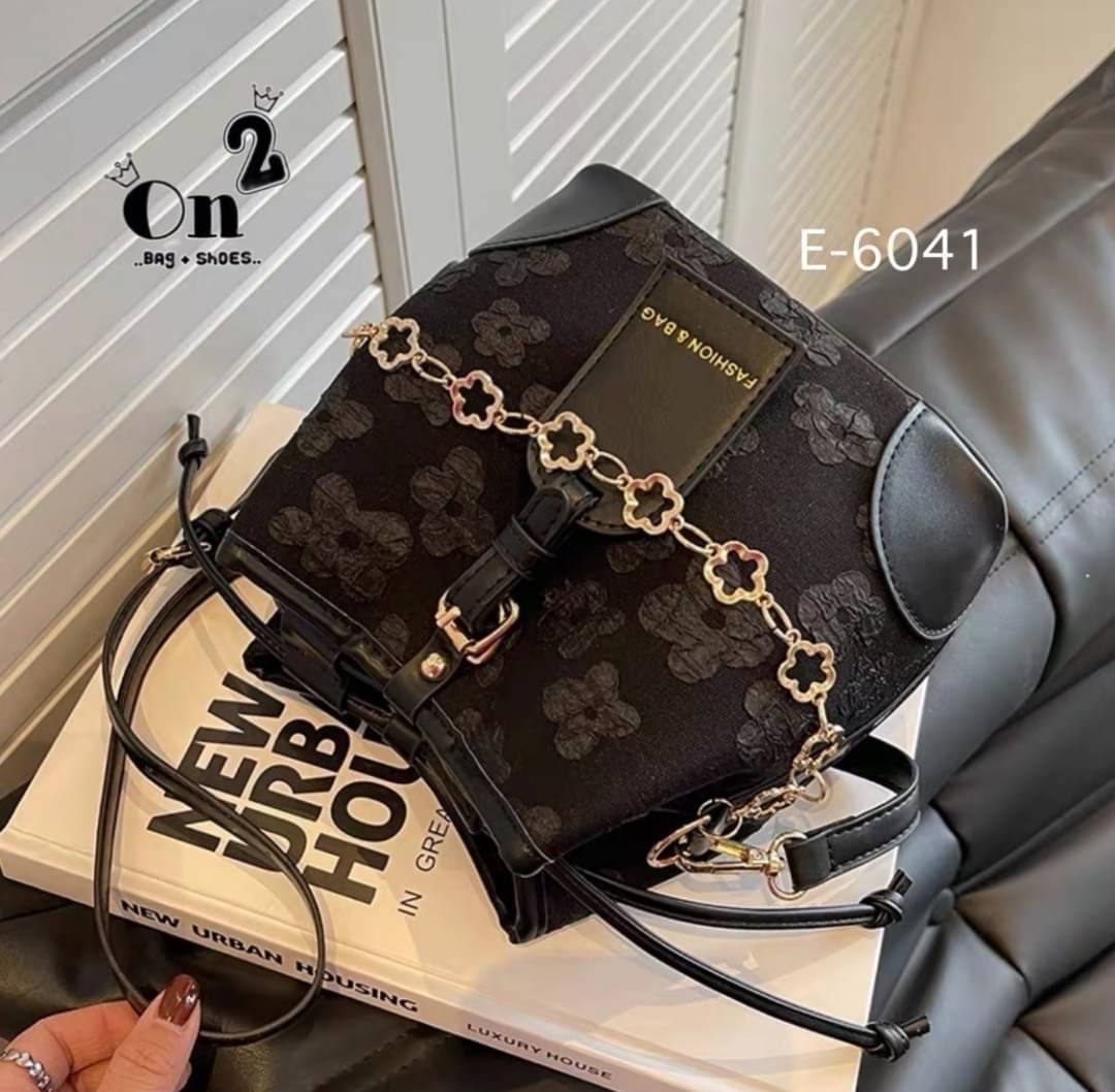 กระเป๋าสะพายทรงขนมจีบ ลายดอกไม้ เปิด-ปิดแบบหูรูด ทรงสุดฮิต มาพร้อมสายสะพาย 2 สาย มาใหม่ 2 สีจ้า