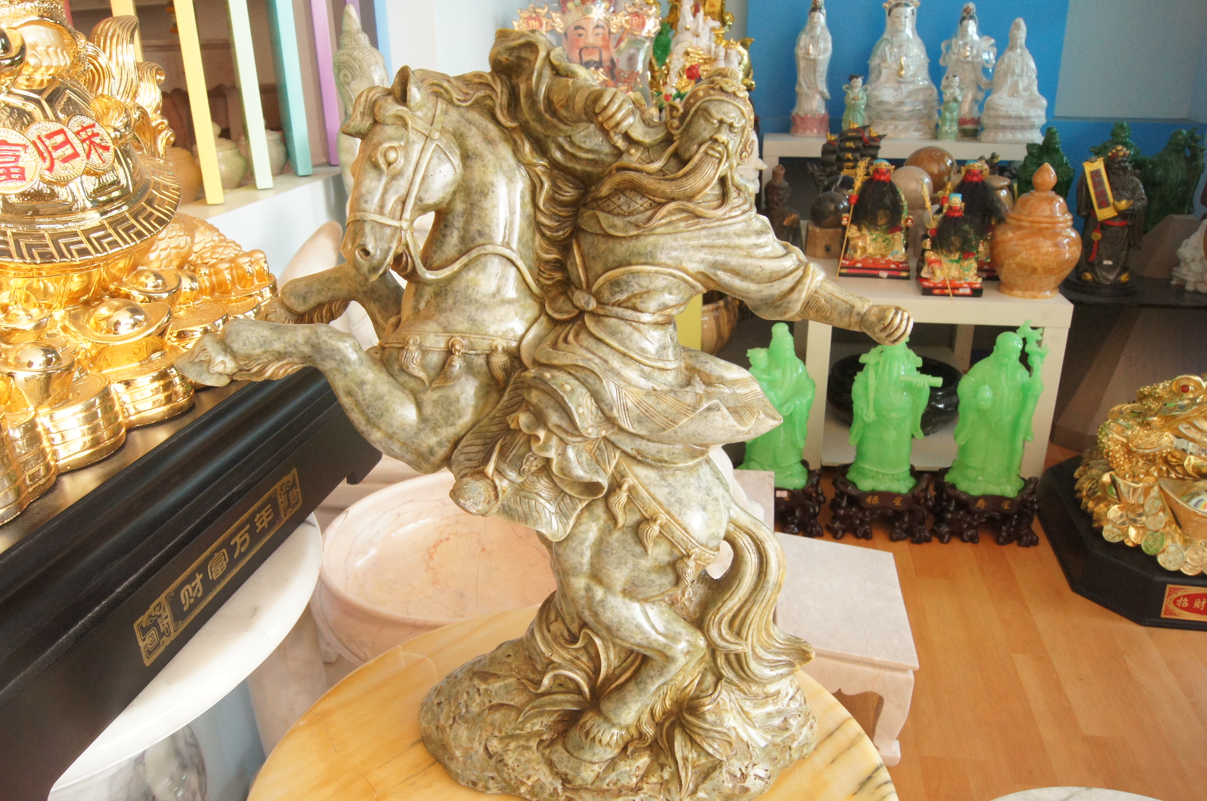 เทพเจ้ากวนอูขี่ม้า ออกศึก ขนาด สูง 40 กว้าง 30 cm