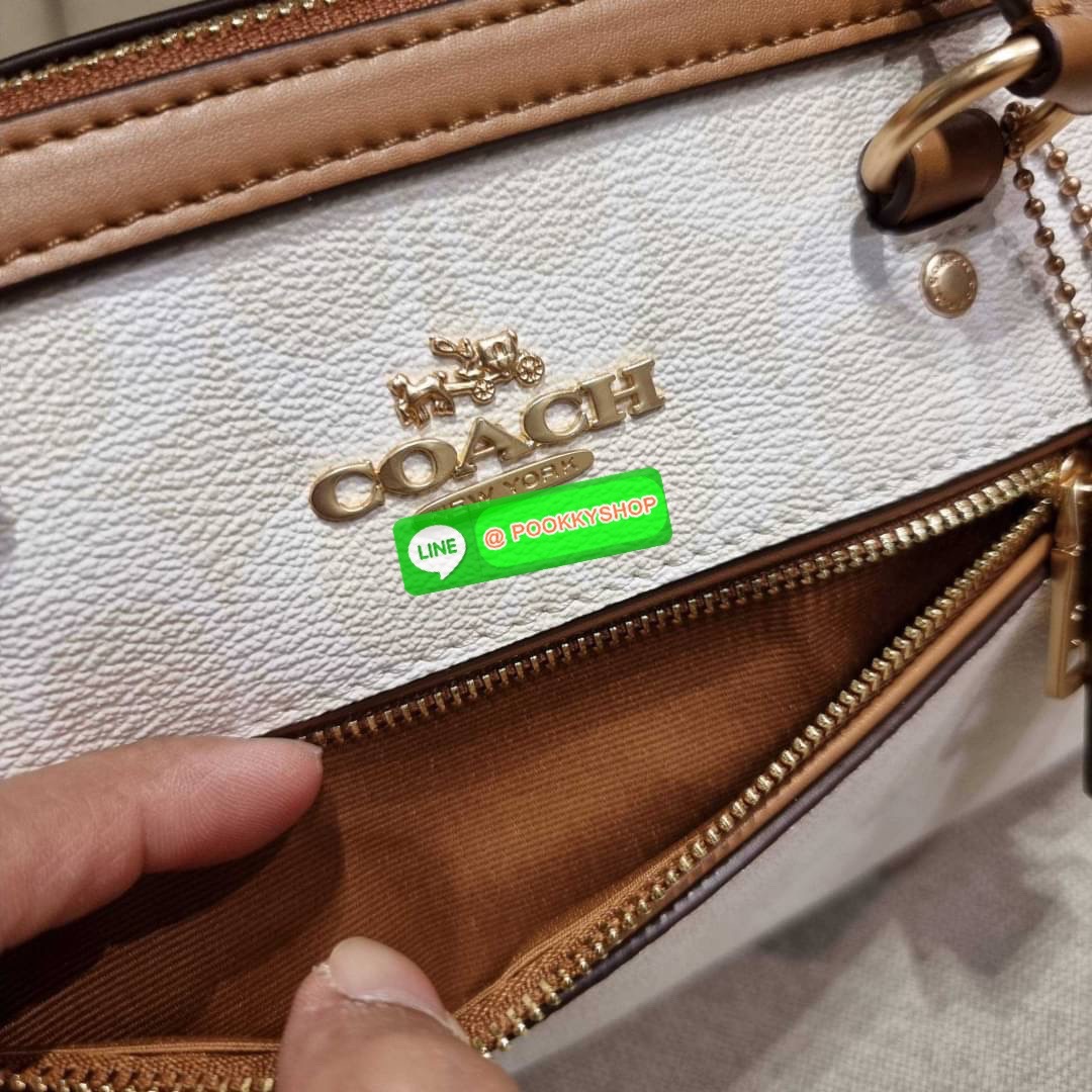 COACH CA149 ROWAN SATCHEL IN BLOCKED SIGNATURE CANVAS สีเข้าใหม่ตัวท็อปอีกหนึ่งรุ่น กับกระเป๋าทรงหมอน ดีไซน์คัลเลอร์บล็อค โทนสีตัดกันอย่างลงตัว ใช้งานง่าย ตอบโจทย์ทุกลุค ทุกสไตล์ มาพร้อมหูจับในตัว และสายครอสบอดี้ วัสดุหนังแคนวาสสลับหนังแท้ มีซิปด้านหน้า แ