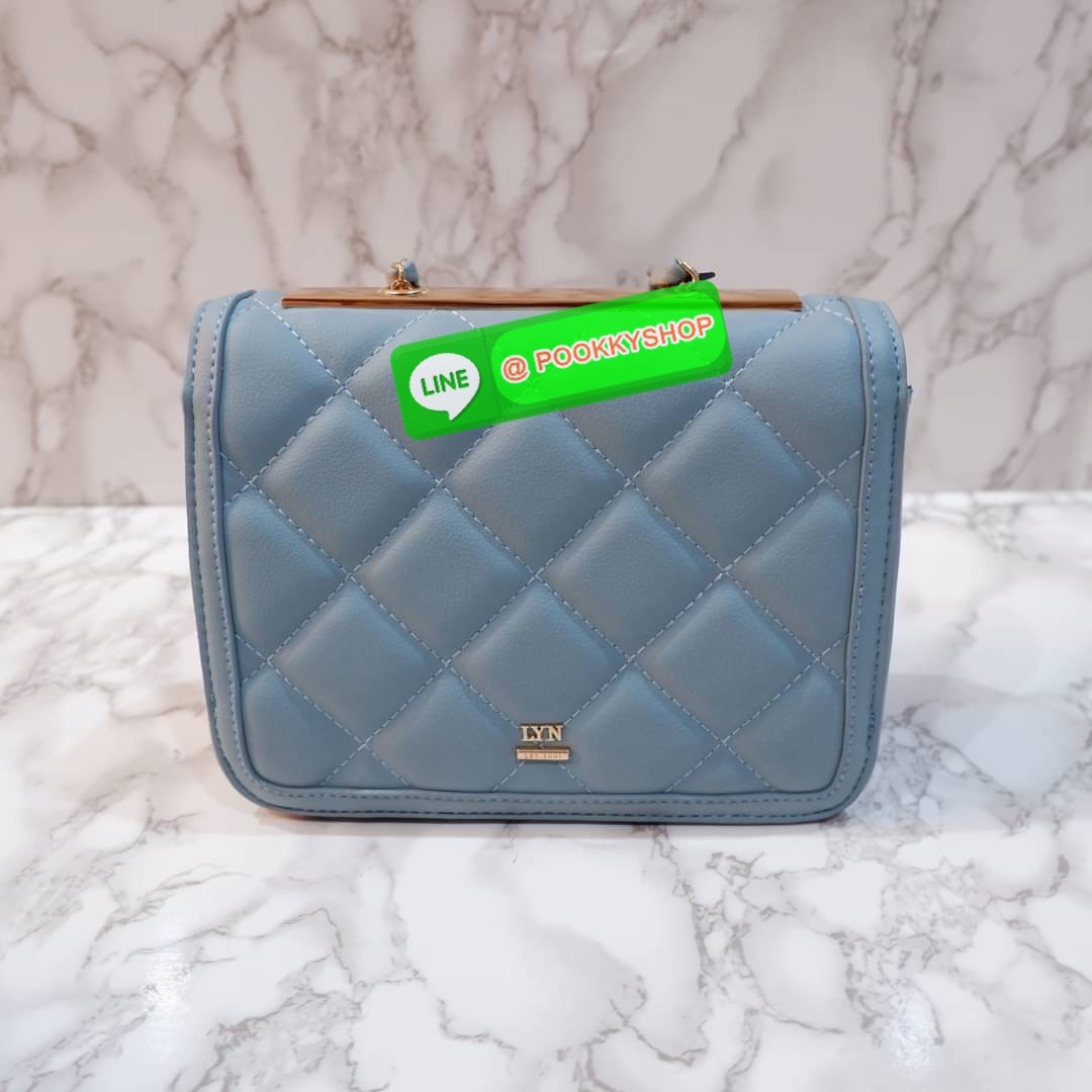 LYN กระเป๋าสะพายข้างรุ่นใหม่ อะไหล่สีทอง หนังนิ่ม ปักลายตาราง ด้านหน้าแต่งด้วยโลโก้แบรนด์ สายกระเป๋าเป็นโซ่สลับหนัง น้ำหนักเบา ด้านในสามารถใส่กระเป๋าตัง โทรศัพท์มือถือ เพาเวอร์แบงค์ มีช่องใส่ของขนาดเล็ก