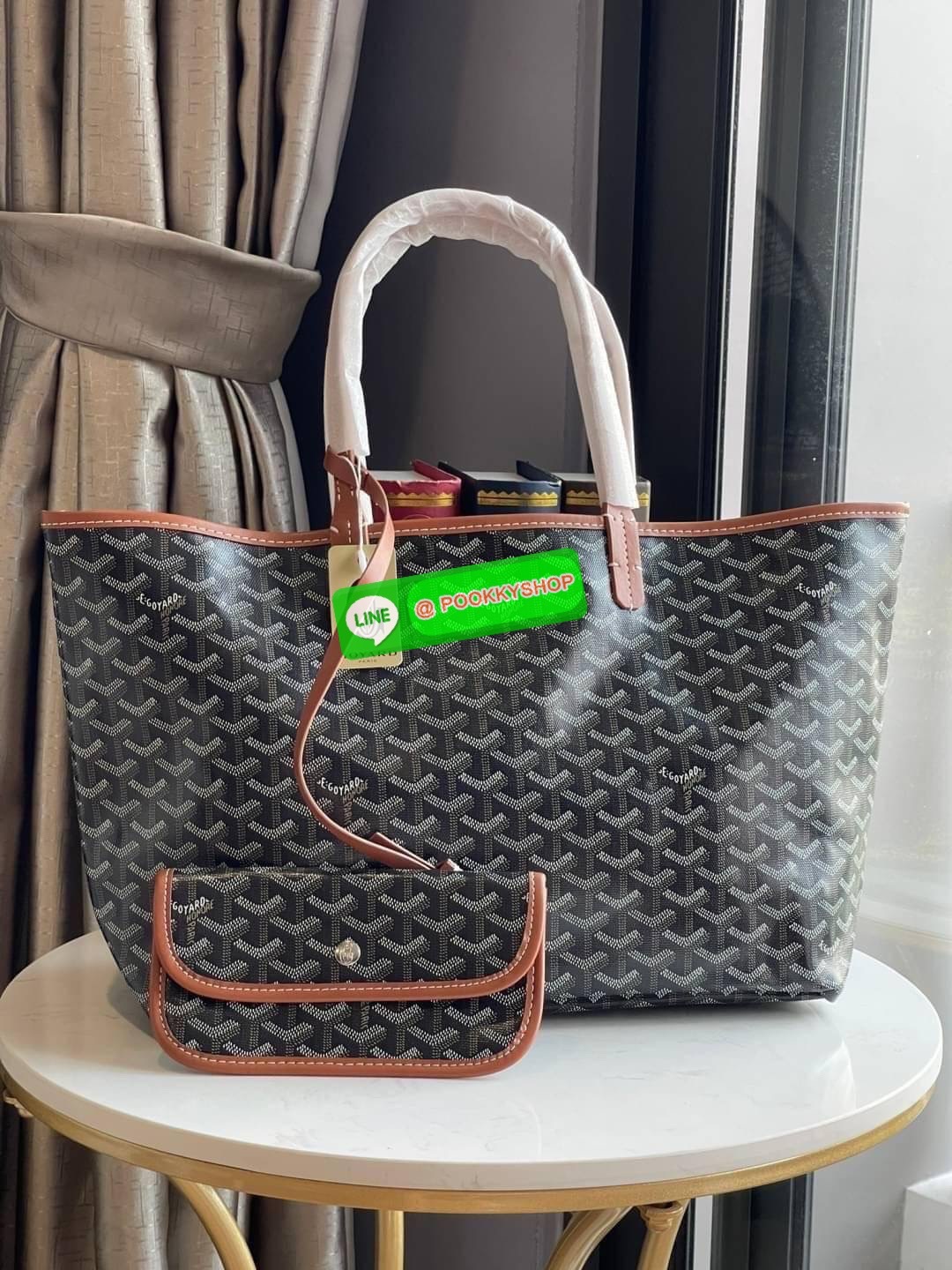💕 Goyard Saint Louis Pm Bag กระเป๋าสุดคลาสสิกจากแบรนด์เก่าแก่ของฝรั่งเศส ความพิเศษคือแต่ละใบต้องเพนท์ลายโมโนแกรม Chevron ด้วยมือเท่านั้น จึงเป็นเหตุผลที่กระเป๋า Goyard กลายเป็นหนึ่งในกระเป๋าที่คนต้องการ โดยเฉพาะรุ่น St. Louis Tote ที่ว่ากันว่าเป็น
