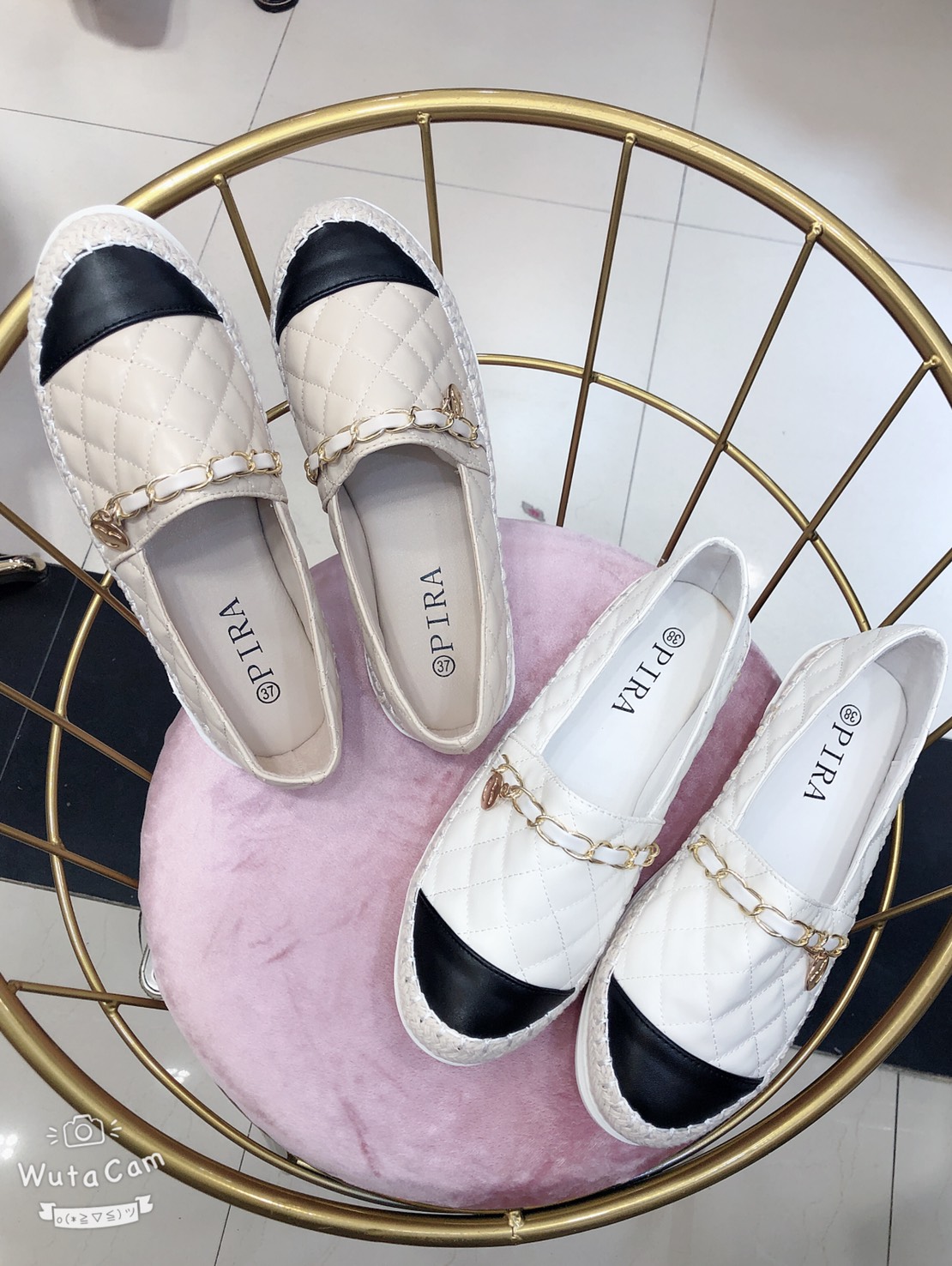 พร้อมส่งเลยจ้า slip on shoes งานสวยๆพร้อมเสิร์ฟจ้า ตัวนี้ห้ามพลาด ร้องเท้าslip on งานstyle channel พื้นยางงนิ่มมากงานสวย ใส่สบาย แม่ค้าคอนเฟริม ห้ามพลาดเลยจ้าตัวนี้แนะนำ อย่าช้ารีบเลย