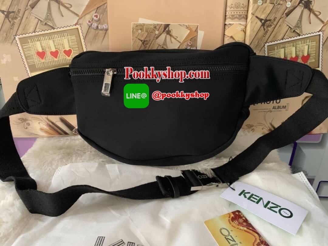 พร้อมส่ง Kenzo Icon Tiger Belt Bag ดีไซต์ที่โดดเด่น ผสมผสานกันอย่างลงตัว กระเป๋าคาดอก/คาดเอว Kenzo วัสดุ : 75% Rubber , 25% Polyester เปิดปิดด้วยซิป ด้านหน้ามี 1 ช่องชิปสำหรับเก็บของที่หยิบใช้บ่อยระหว่างวัน ด้านในโล่งกว้าง จุของได้เยอะพอควร สายสะพายปรับเล