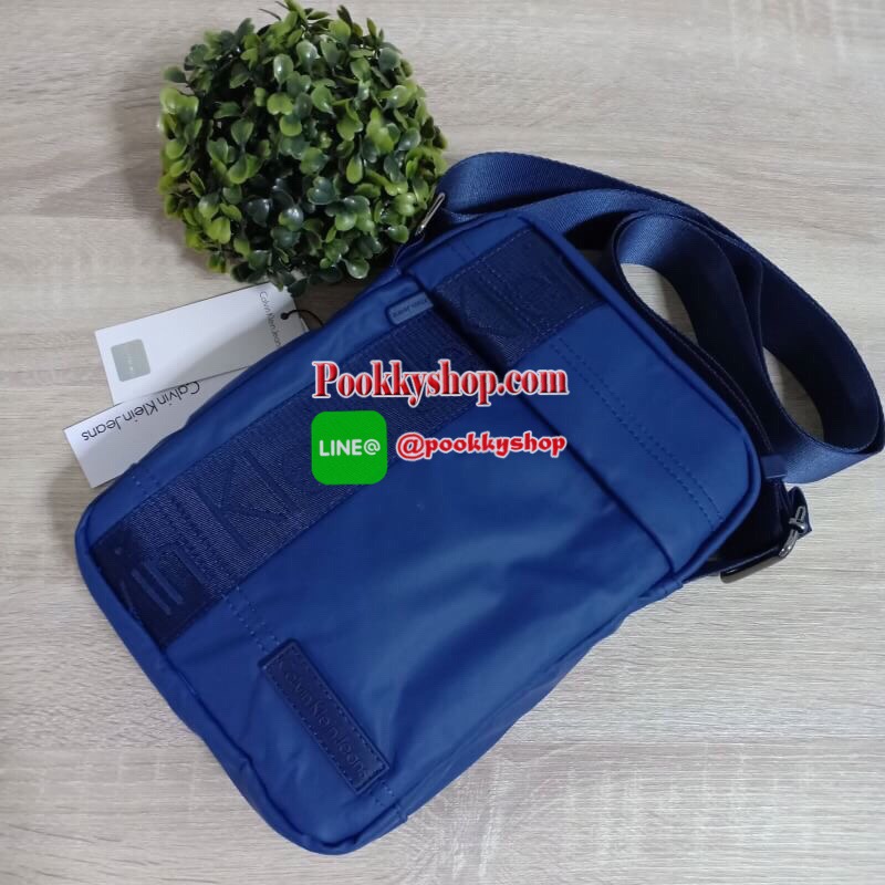 Calvin Klein Jeans กระเป๋าสะพายหนังเรียบด้าน หนังกันน้ำ สะพายได้สองแบบ crossbody และสามารถปรับเป็นสายคู่สะพายข้างได้ ขนาดกำลังดีไม่เล็กไม่ใหญ่จนเกินไป พกพาสะดวก ด้านหน้าประดับด้วยป้ายโลโก้แบรนด์ มีช่องซิป1ช่อง กระเป๋าเปิดปิดด้วยซิปบน หัวซิปโลโก้แบรนด์ ภาย
