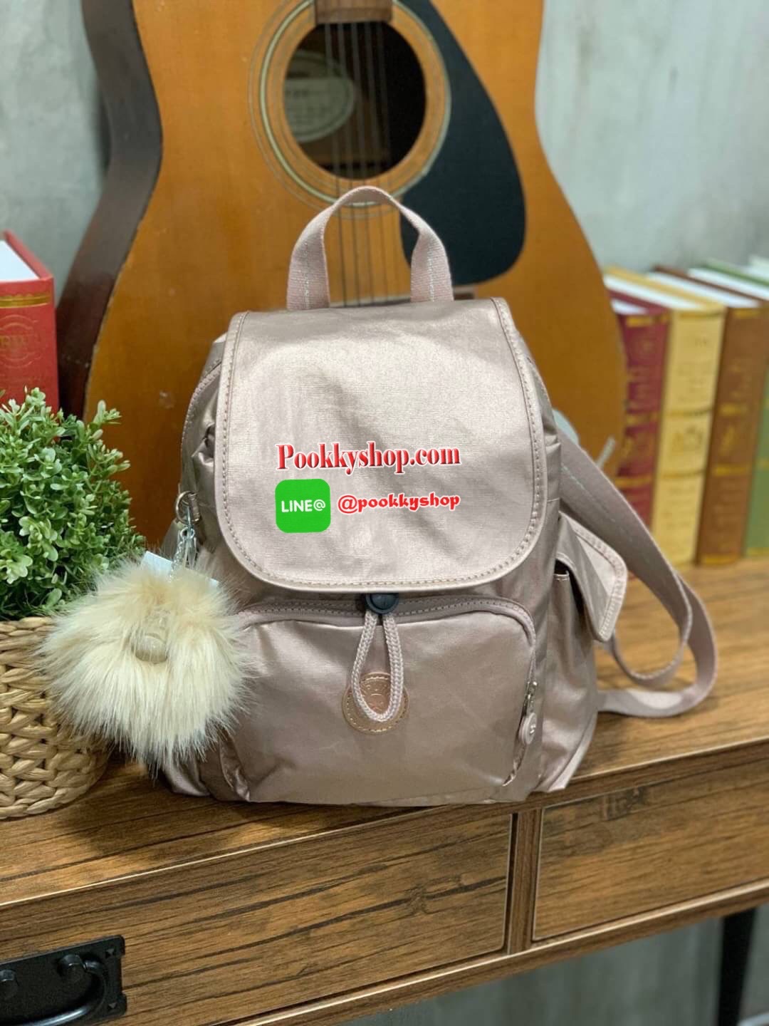 Kipling City Pack Backpack วัสดุPolyamide100% เป้ขนาดกลาง ที่เปิดปิดด้วยตัวล็อค2ชั้นด้วยกระดุมแม่เหล็กและซิป มีช่องใช้งานหลายช่องรวมถึงช่องซิปด้านหน้า มีลูกเล่นที่ด้านหลังมีช่องซิปสำหรับเก็บของและเก็บสายเป้ได้ หรือใช้สายจากเป้สะพายไหล่ได้ ประดับด้วยพวงกุญ