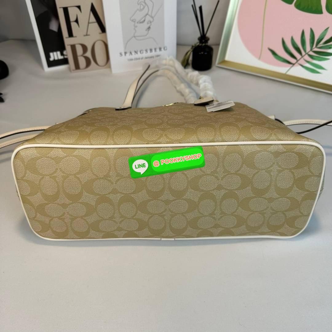 กระเป๋าสะพายไหล่ CCOACH DRAWSTRING CARRYALL IN SIGNATURE COATED CANVAS ( COACH F57842 ) กระเป๋าถือหนังเคลือบลายเซ็น ด้านในมีซิป ใส่โทรศัพท์ และมัลติฟังก์ชั่น กระเป๋า ช่องซิปกลาง Dogleash คลิปปิด ซับในผ้า