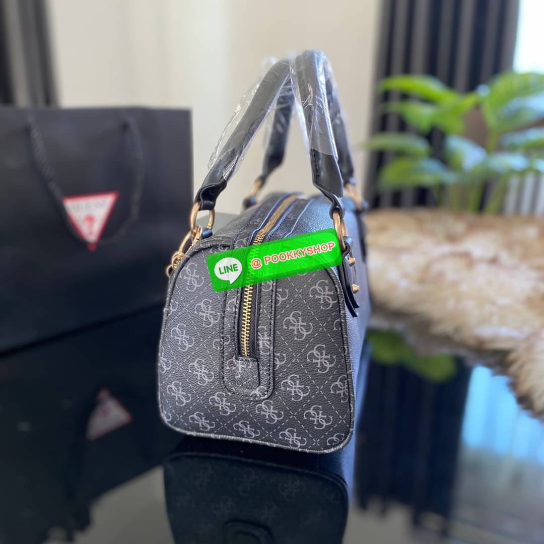 GUESS JENSEN BOX SATCHEL กระเป๋าทรงหมอน ประดับพวงกุญแจโลโก้แบรนด์ด้านหน้ากระเป๋า มีหมุดรองฐานตั้งอยู่ทรง มาพร้อมกับสายสะพายยาวปรับระดับได้ ภายในซับในตราแบรนด์อย่างดี รุ่นนี้สวยงามมากค่ะ สินค้าถ่ายจากงานจริง ใครได้ไปรับรองไม่ผิดหวัง❤️