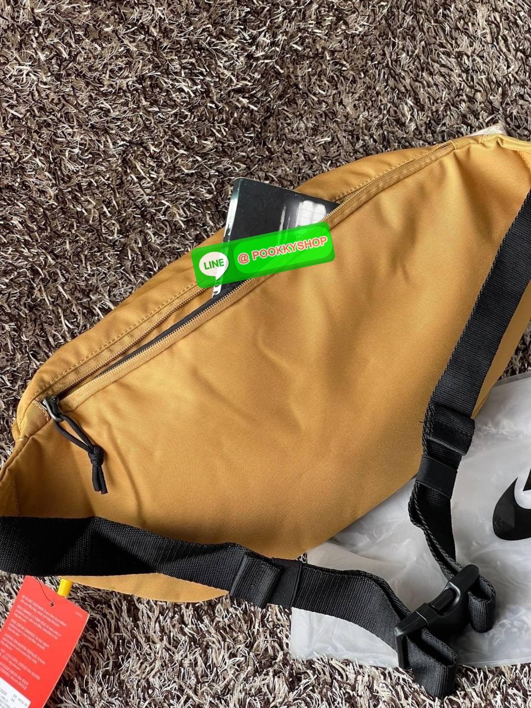 💕Nike Tech hip pack กระเป๋าคาดเอว Nike Tech รุ่นใหม่ชนช้อป!! ให้คุณหยิบใช้อุปกรณ์กีฬาและพกพาได้อย่างง่ายดาย พร้อมโดดเด่นด้วยกระเป๋าซิป 2 จุดสำหรับเก็บสิ่งของ และสายกระเป๋าแบบปรับได้เพื่อให้แนบกับลำตัว ใช้งานได้คล้องตัว ใส่ของได้จุสมใจเลยคร้า