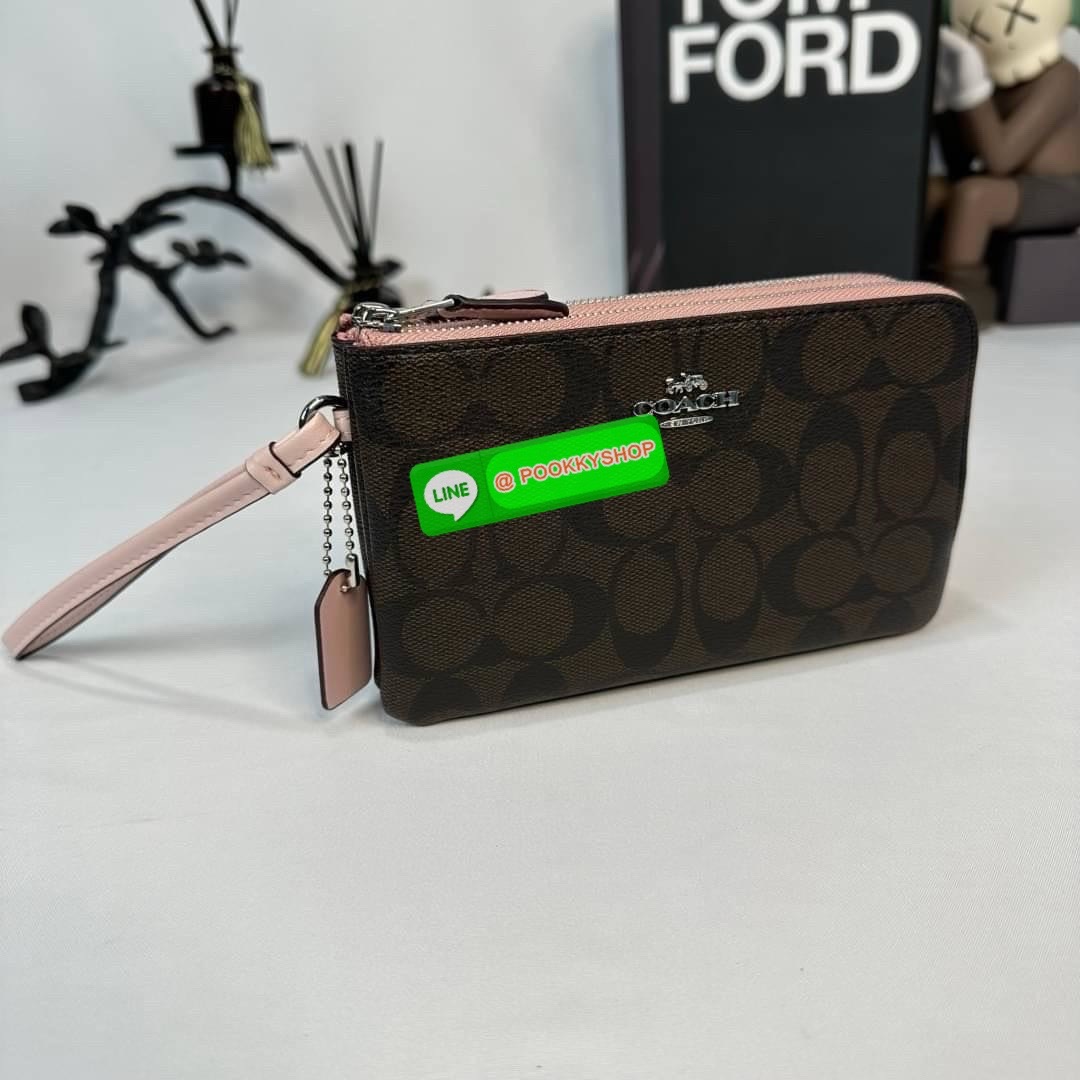 กระเป๋าคล้องมือ COACH 87591 DOUBLE CORNER ZIP WRISTLET IN SIGNATURE CANVAS (COACH 87591 ） กระเป๋าคล้องมือ2เซิปใหญ่ ลายCหนังและ ด้านในเป็นผ้า แบ่งเป็นช่องเล็กๆใส่เหรียญใส่แบงค์ใส่บัตร แล้วแต่จะใส่มีหลายช่อง ใส่โทรศัพท์ได้ทุกรุ่นพร้อมสายคล้องมือ