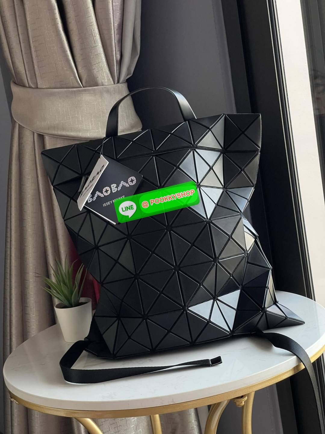 💕BAO BAO ISSEY MIYAKE FLAT PACK BACKPACK รุ่นนี้มีขนาดปานกลาง ไม่เล็กไม่ใหญ่จนเกินไป ดีไซน์เก๋ตามแบบฉบับของแบรนด์ มองเผิน ๆ อาจจะคิดว่ากระเป๋าแบนคงจุของได้ไม่เยอะ แต่บอกเลยว่าใส่ของได้เยอะกว่าที่คิด ด้วยดีไซน์รูปทรงสามเหลี่ยมที่ประกบกัน เมื่อใส่ขอ