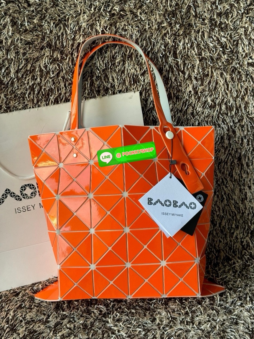 Baobao Issey Miyake 6x6 กระเป๋า Tote รุ่นนี้ถือว่าเป็นกระเป๋า Tote ไซส์กลางที่เหมาะกับการพกพาสิ่งของที่จำเป็นในทุก ๆ วัน มาพร้อมสายที่สามารถปรับได้ทั้งสองสาย และมีช่องใส่ของช่องเล็กด้านใน 1 ช่อง จุของได้เยอะแถมยังทนทาน ใช้เป็น Everyday Bag ได้เลยคะ พกพาสะ