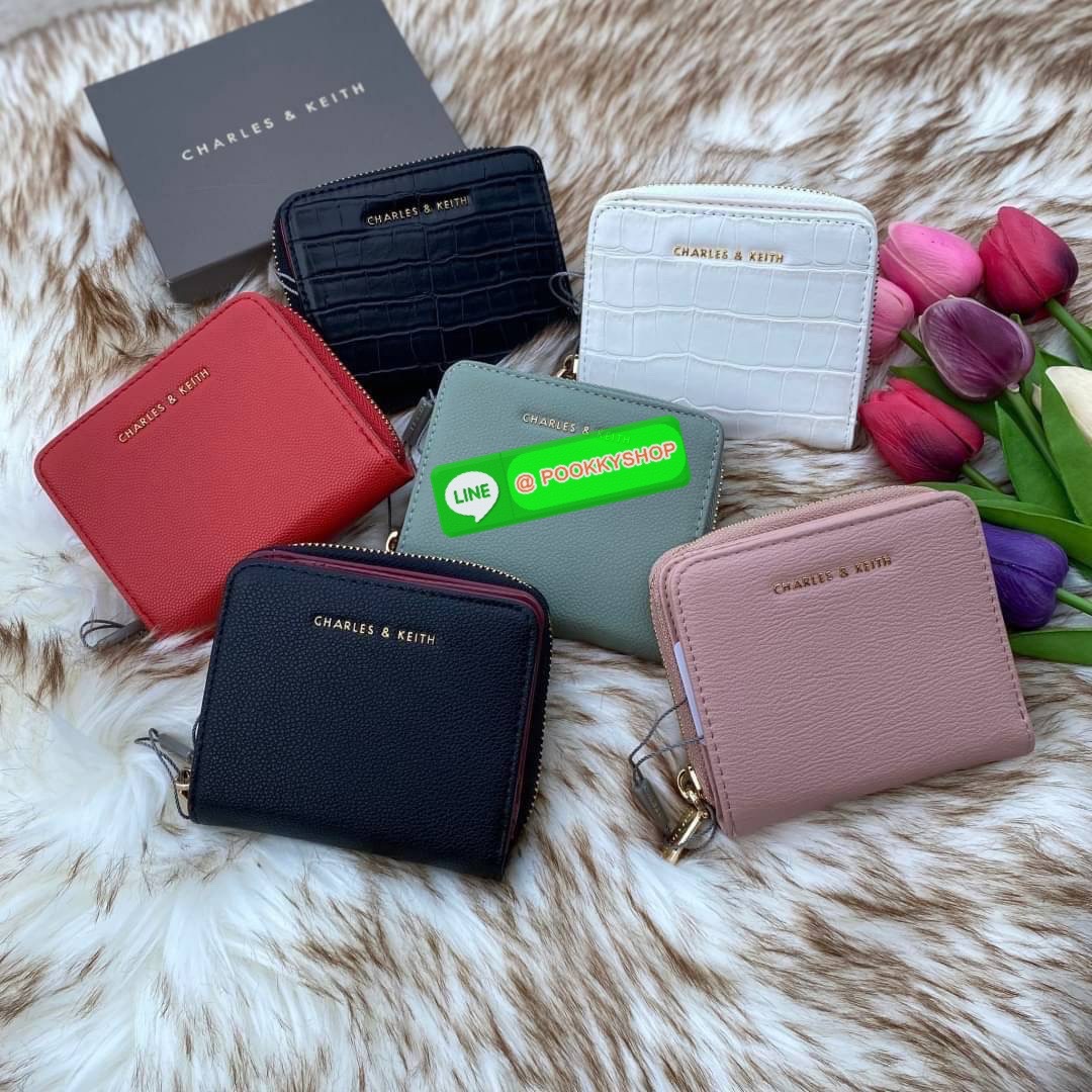 CHARLES & KEITH COMPACT WALLET กระเป๋าตังใบสั้นฟังก์ชันครบ!! ด้านหน้ามีโลโก้แบรนด์ มีช่องซิปใส่เหรียญ เปิดปิดแบบกระดุม ด้านในมีช่องใส่การ์ด 16 ช่อง มีช่องใส่ธนบัตรตามยาว ไม่ต้องพับแบงค์ค่า คุ้มมากๆเลยใบนี้