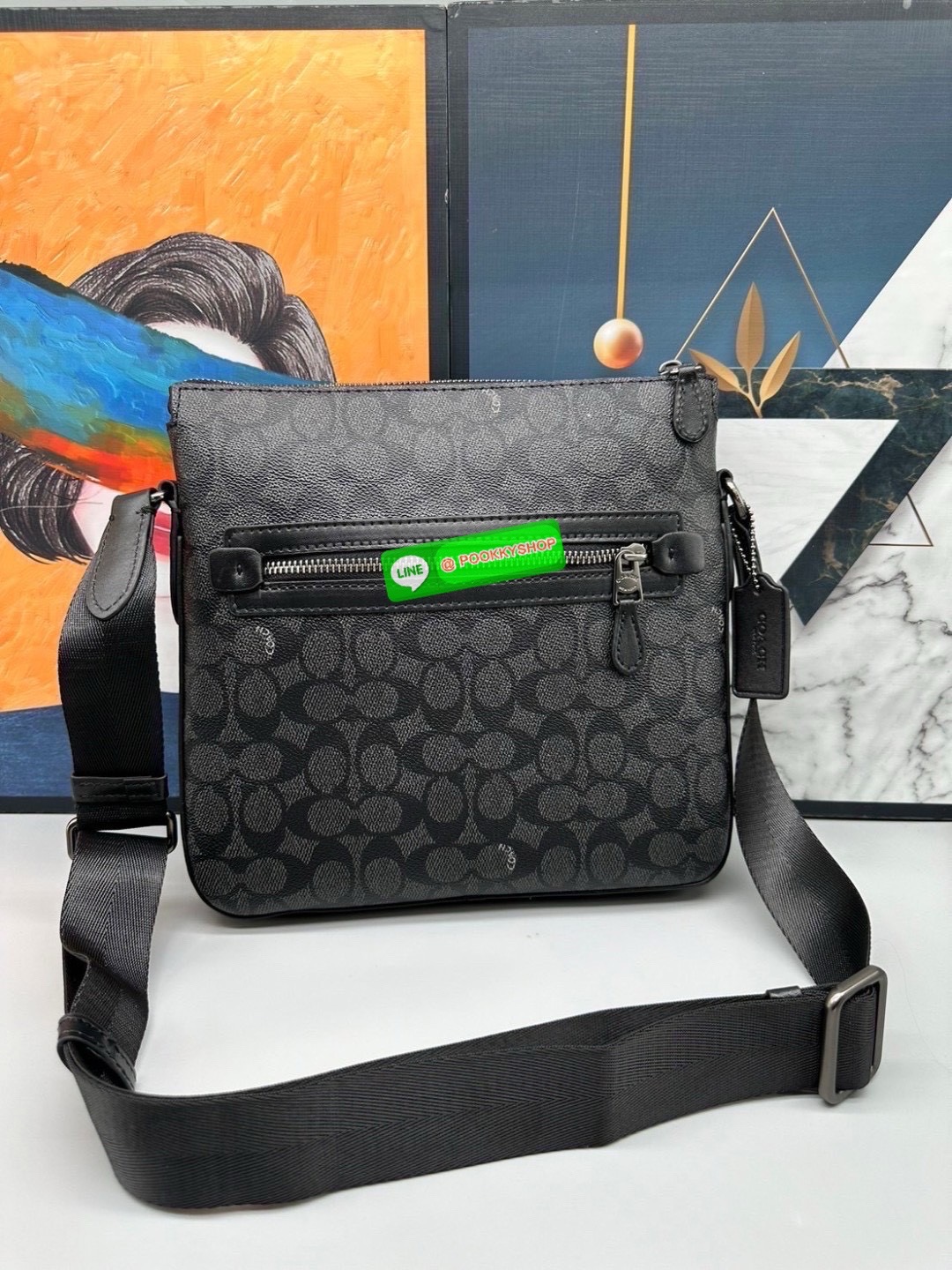 🎒 Coach CR747 – Houston Flight Bag in Signature Canvas เท่ เนี้ยบ พร้อมลุยในทุกวัน กับทรง Messenger ที่ใช้งานง่ายที่สุด 🖤 รุ่นนี้เท่มาก! สะพายแล้วหล่อขึ้นอีก 3 ระดับ Coach CR747 – Houston Flight Bag รุ่นขายดีสาย Messenger สะพายข้างได้พอดีต