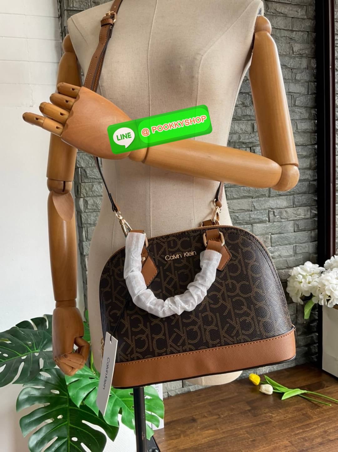 🚚 พร้อมส่ง 🚚 New arrival !! Calvin Klein Dome Mini Bag ( ขนาด 10” ) 💋สวยเก๋ ก่อนใครแน่นอนค่ะ ตามคำเรียกร้อง สวยหรูดูดีมาก สีสวยน่ารัก กระเป๋าสะพายแบบครอสบอดี้ ขนาดมินิ เป็นรุ่นที่ได้รับความนิยม แข็งแรงทนทาน จึงครองใจใครหลายคน วัสดุ