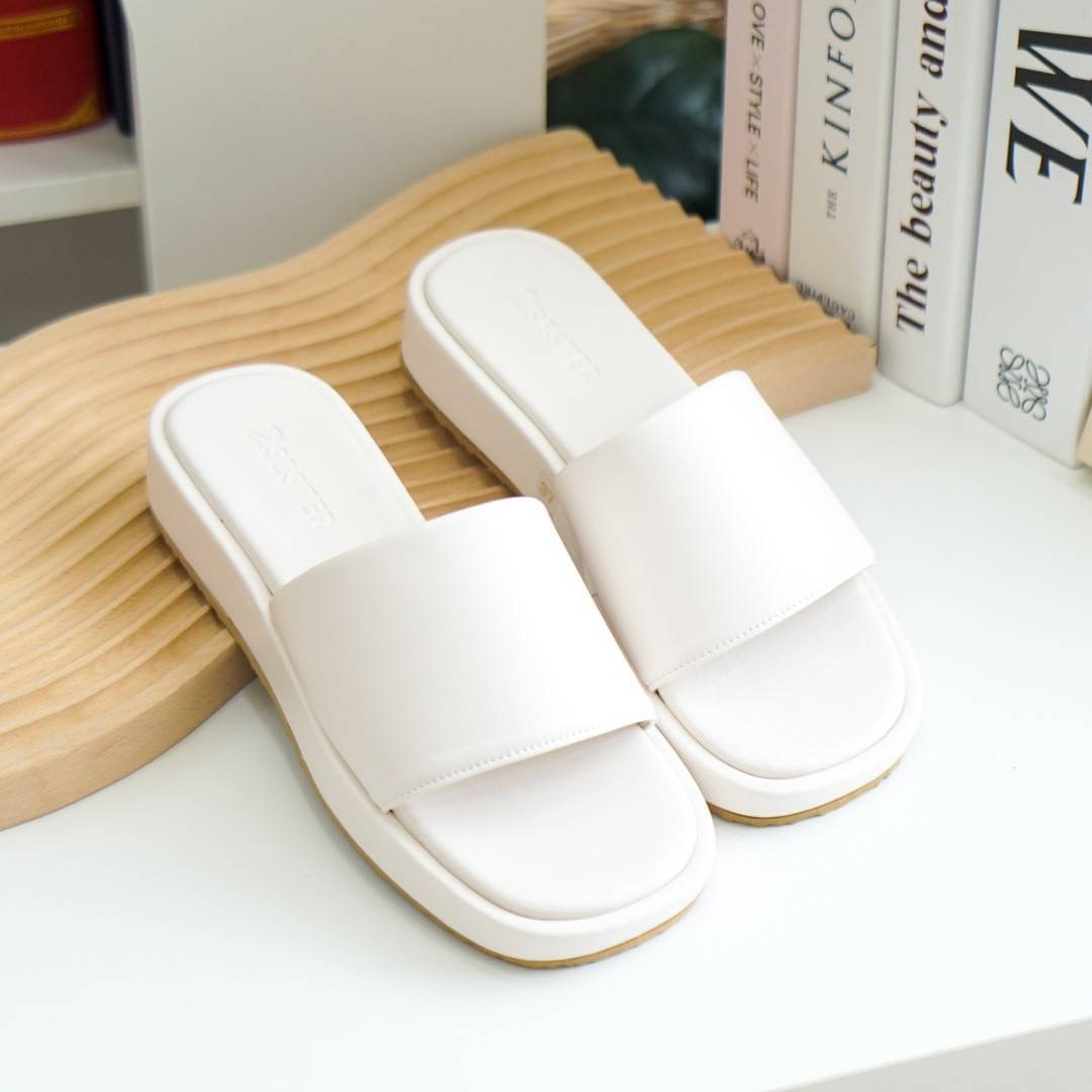 เปิดตัวน้องใหม่ รุ่นมัฟฟิน~ รองเท้างานคุณภาพ นุ่ม น้ำหนักเบา ใส่สบายสุดๆ ตัวส้นหนา1นิ้ว พื้นด้านล่างเป็นผิวลายมะกรูดกันลื่นอย่างดี งานหนังนุ่มมากๆ รับประกันความสบายค๊า