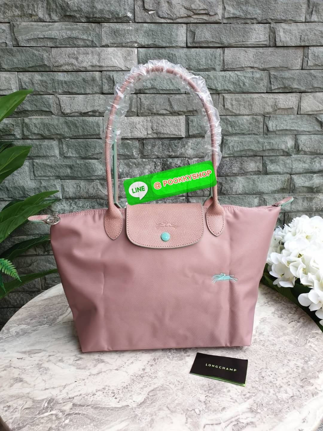 Longchamp Le Pliage Club Tote Bag Size S หูยาว วัสดุเนื้อผ้า Nylon Canvas เคลือบกันนำ้ ตัดด้วยหนังแท้ที่มีน้ำหนักเบา ดีไซน์เรียบง่ายแต่เต็มไปด้วยความคลาสสิก จนเป็นที่ชื่นชอบไปทั่วโลก Longchamp ปรับโฉม LE PLIAGE ด้วยการปักลายรูปม้า-ตราสัญลักษณ์ของแบรนด์บนผ