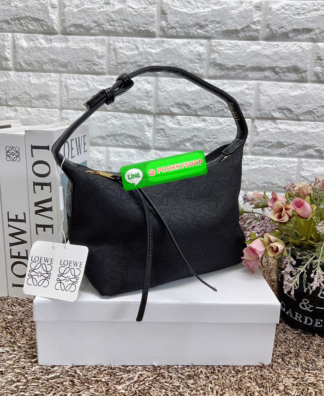 NEW IN!! สุดฮิตไปกับกระเป๋าสไตล์มินิมอล ที่ยังคงดูดีในทุกช่วงเวลา! LOEWE SMALL CUBI BAG((vip gift ตปท.)) พร้อมส่ง! ไม่เล็กตามชื่อนะคะ กับกระเป๋าหิ้วหรือคล้องไหล่ได้ วัสดุแจคกาดทอลายแบรนด์ทั้งใบประณีตสวยงาม หูหิ้วหนังแท้ค่ะ เปิด-ปิดกระเป๋าแบบซิป ภายในกว้าง