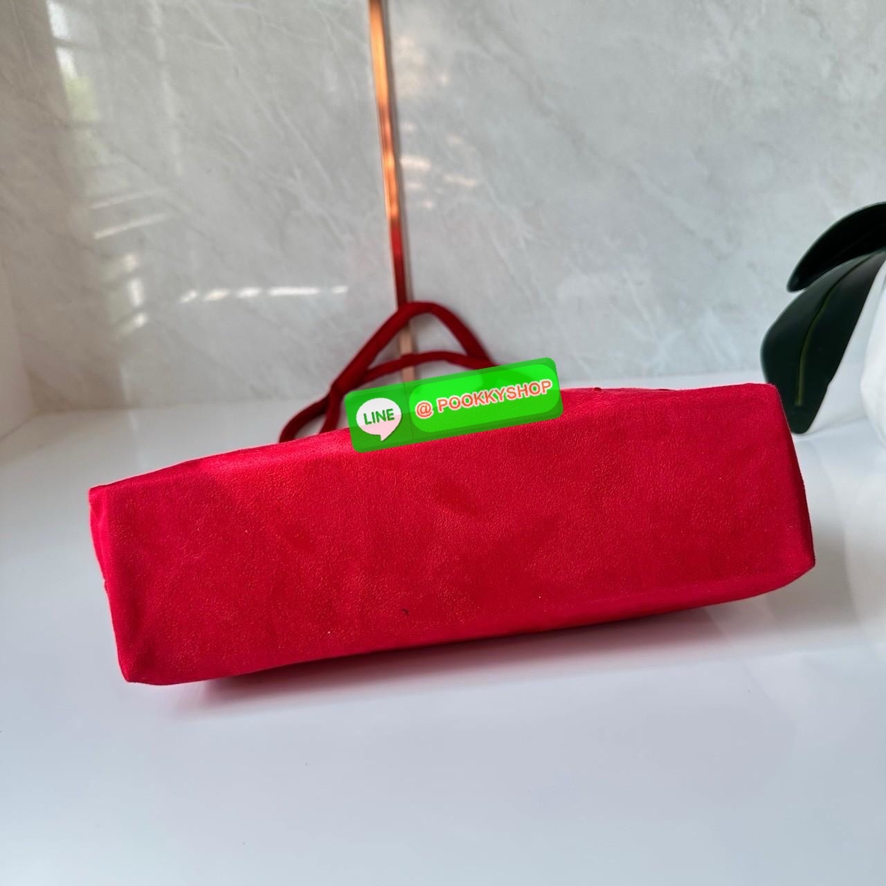 GENTLEWOMAN SUEDE BALLERINA BAG 🔖กระเป๋า Ballerina Bag ในวัสดุหนังกลับ (suede edition) พร้อมโลโก้ปักสีเดียวและรายละเอียดหัวเข็มขัด ทำให้ดูเก๋มีสไตล์โดดเด่น 🔖วัสดุ: หนังกลับ 🔖เปิด-ปิดแบบสแน๊บแม่เหล็ก ภายช่องโล่งกว้างจุของได้เยอะ