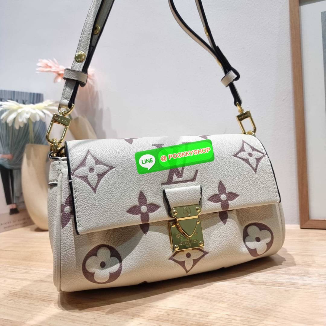 New in กระเป๋าสะพายคอลใหม่ล่าสุด สวยหรู ดูแพง ดีไซน์รูปทรงออกมาให้ใช้งานได้ง่าย เปิด-ปิดด้วยอะไหล่แม่เหล็ก ภายในโล่งกว้าง ใส่ของสำคัญได้ครบ มาพร้อมสายสะพายถึง 2 แบบ สายโซ่สะพายไหล่อัพความหรู และสายหนังที่ปรับยาวสั้นได้ สะพายข้างชิลๆก็ดูดี จัดให้พร้อมเสิร์