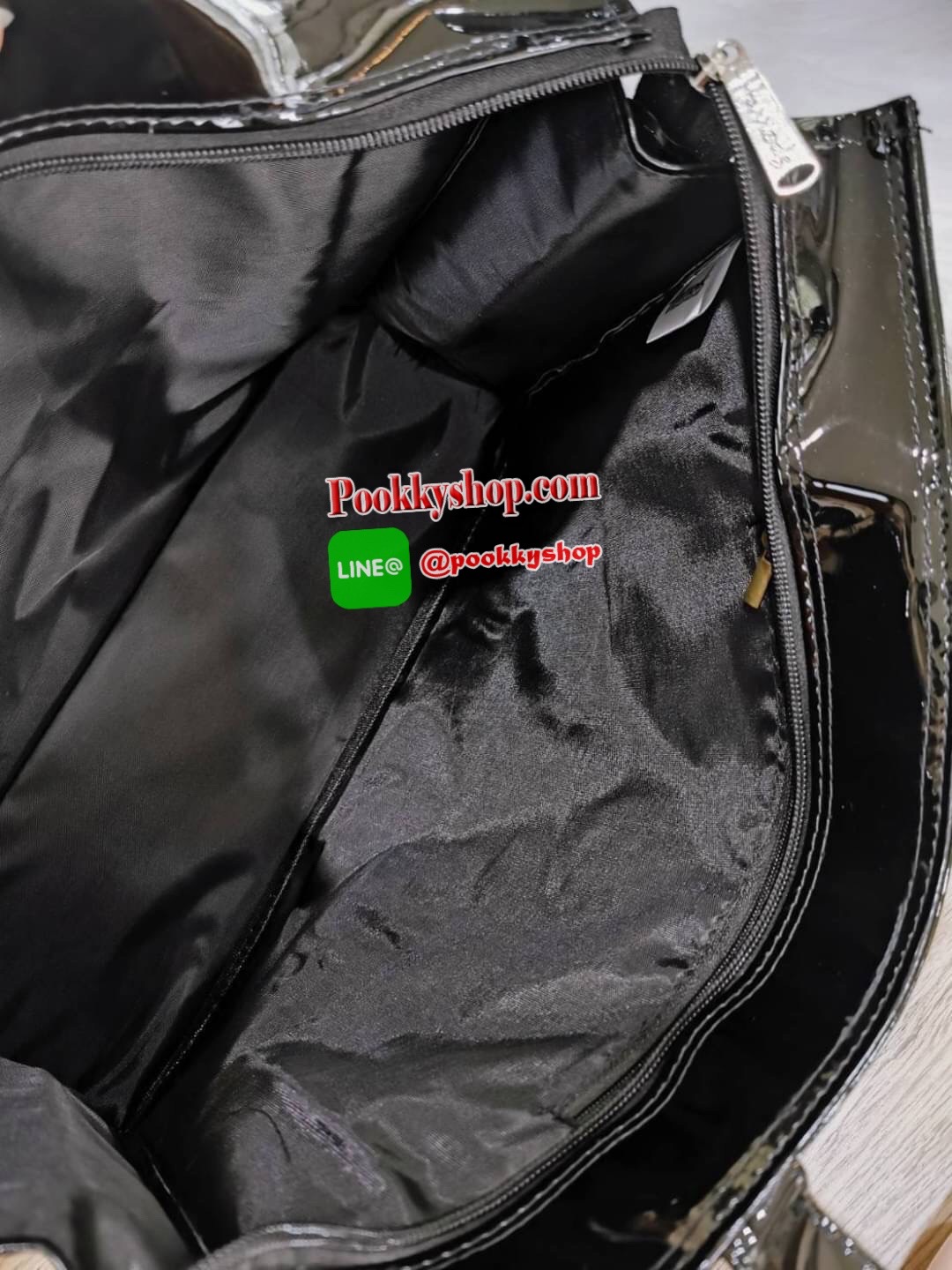 Restock พร้อมส่งแล้วค่ะ! Harrods London Top-handle Shopping Bag Large กระเป๋า Shopping Bag (Size L) แบรนด์ดังจากอังกฤษไอเท็มยอดนิยม PVC+Polyester 100% ของแท้ใบใหญ่ เนื้อหนาอยู่ทรง กันน้ำ แข็งแรง น้ำหนักเบา เปิดปิดด้วยซิปสะดวกใช้หัวซิปปั้มโลโก้แบรนด์อะไหล่