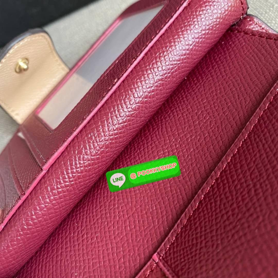 COACH 6390 MEDIUM CORNER ZIP WALLET กระเป๋าสตางค์ใบกลาง สีพื้นเรียบหรู วัสดุcrossgrain ภายในมีช่องใส่บัตรและธนบัตรได้ทุกชนิด มีช่องซิปใส่เหรียญ ขนาดกะทัดรัดพกพาง่าย คนชอบจัดระเบียบกระเป๋าสตางค์แนะนำเลยจ้า