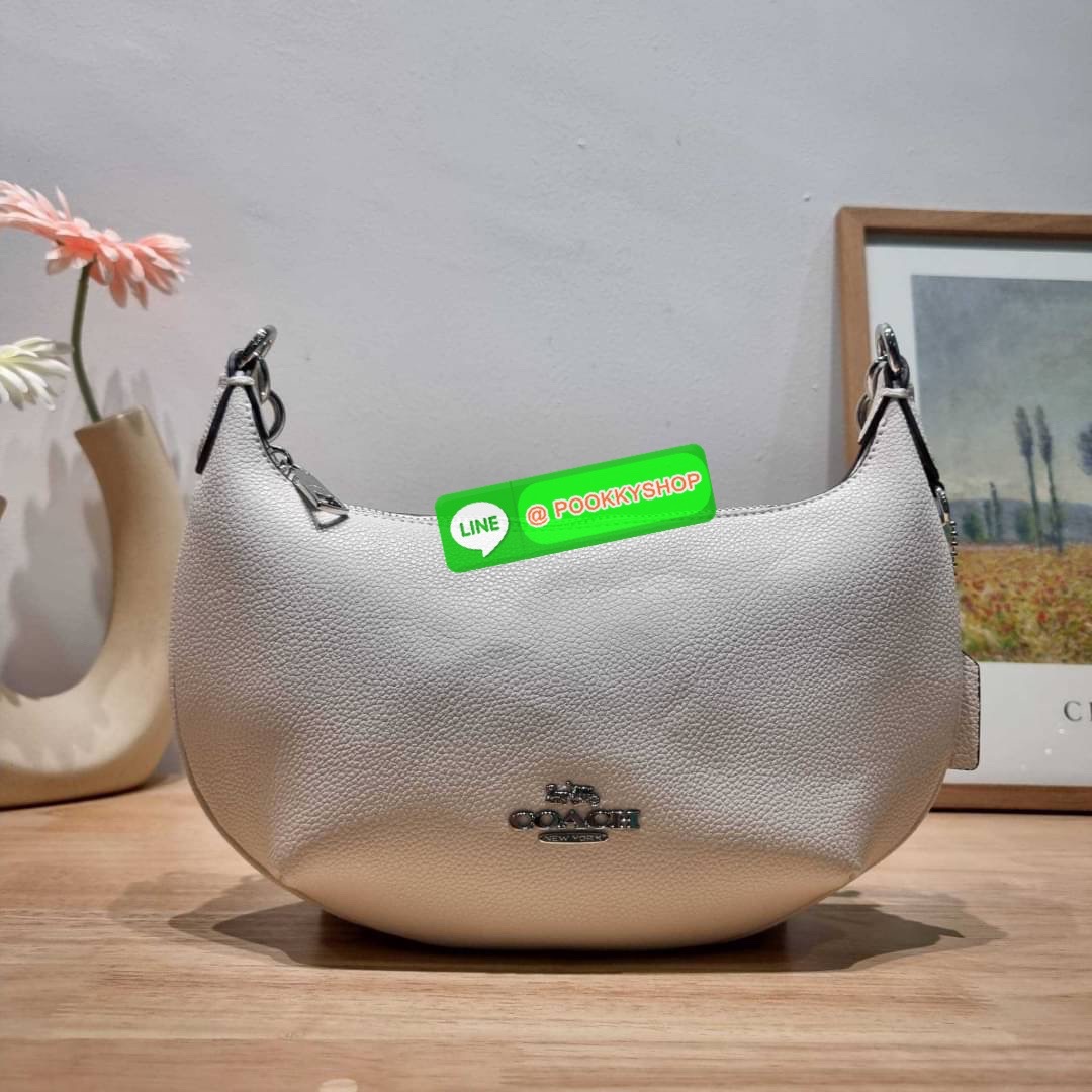 COACH CE620 PAYTON HOBO IN SIGNATURE CANVAS คอลเลคชั่นใหม่ 2023 มาแรงเกินต้าน ด้วยรูปทรงโฮโบสุดคลาสสิค สะดวกใช้ได้ในทุกวัน ขนาดกะทัดรัด แต่จุของได้เต็มที่ วัสดุหนังแคนวาสเคลือบลาย น้ำหนักเบา เปิดใช้งานด้วยซิป สายสะพายในตัวหนังสลับโซ่ ภายในเป็นช่องโล่ง ใส่