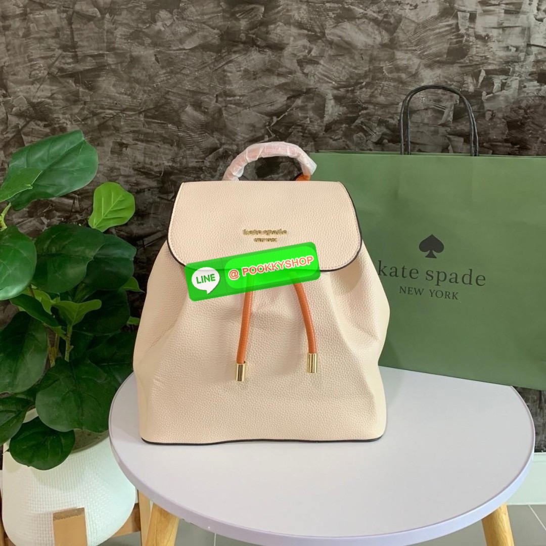 KATE SPADE NEW YORK Sinch Pebbled Leather Medium Flap Backpack กระเป๋าสะพายเป้หนังนิ่มลายหนังสวย ด้านหน้าตกแต่งด้วยชื่อแบรนด์ มีช่องซิปเล็กด้านข้างกระเป๋า 1 ช่อง ช่องใหญ่เปิด-ปิดด้วยตัวรูด ด้านในโล่งกว้างจุของได้เยอะมาก และมีช่องซิปใส่ของจุกจิกค่ะ