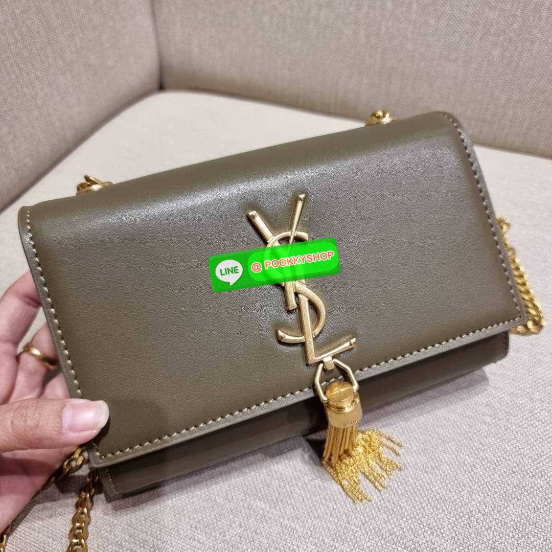 จัดให้อย่างสาสม!! กับกระเป๋าสะพาย Yves Saint laurent small kate bag สุดหรู จากเคาน์เตอร์ vip dutyfree ทรง woc ที่แสนจะฮอตปรอทแตก ดีไซน์เรียบ แต่แอบมีดีเทลความหรูที่พู่ห้อยสีทองโดดเด่น เพิ่มความแพงอีกหนึ่ง วัสดุหนังแท้สัมผัสดีงาม ใช้งานง่ายเพียงแค่เปิด-ปิด