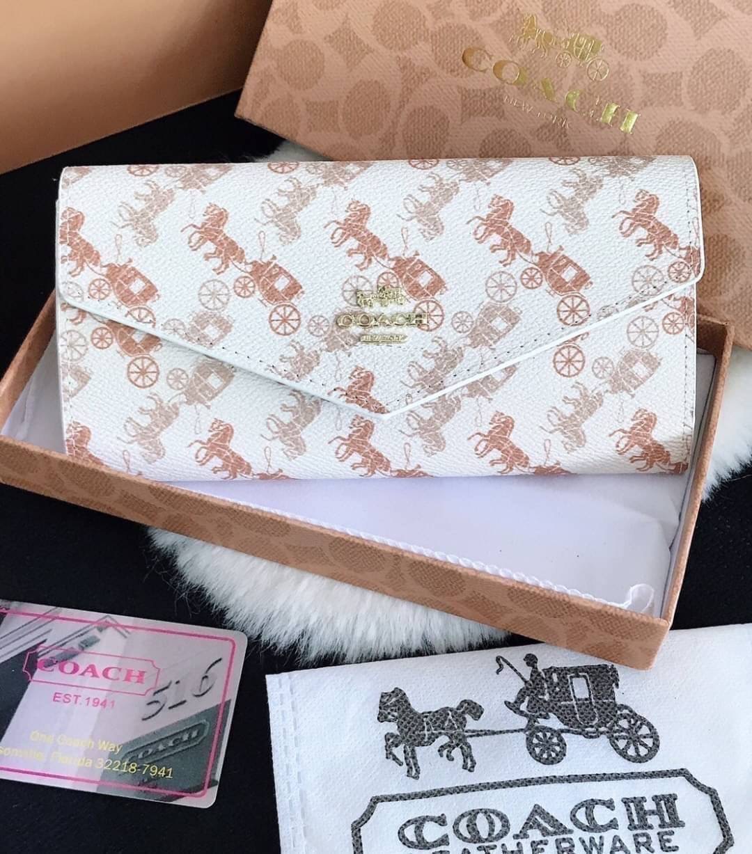 กระเป๋าสตางค์ coachสองพับ ใบยาว งานเกรดพรีเมี่ยม ปั้มทุกจุด ลายฮิตของCoach ด้านใน 2 ช่องใส่เเบงค์ ใส่บัตร 1 ซิปตรงกลาง ภายในมี 2 ช่อง มีช่องซิปตรงกลาง ปิดเปิดแบบกระดุม งานสวย