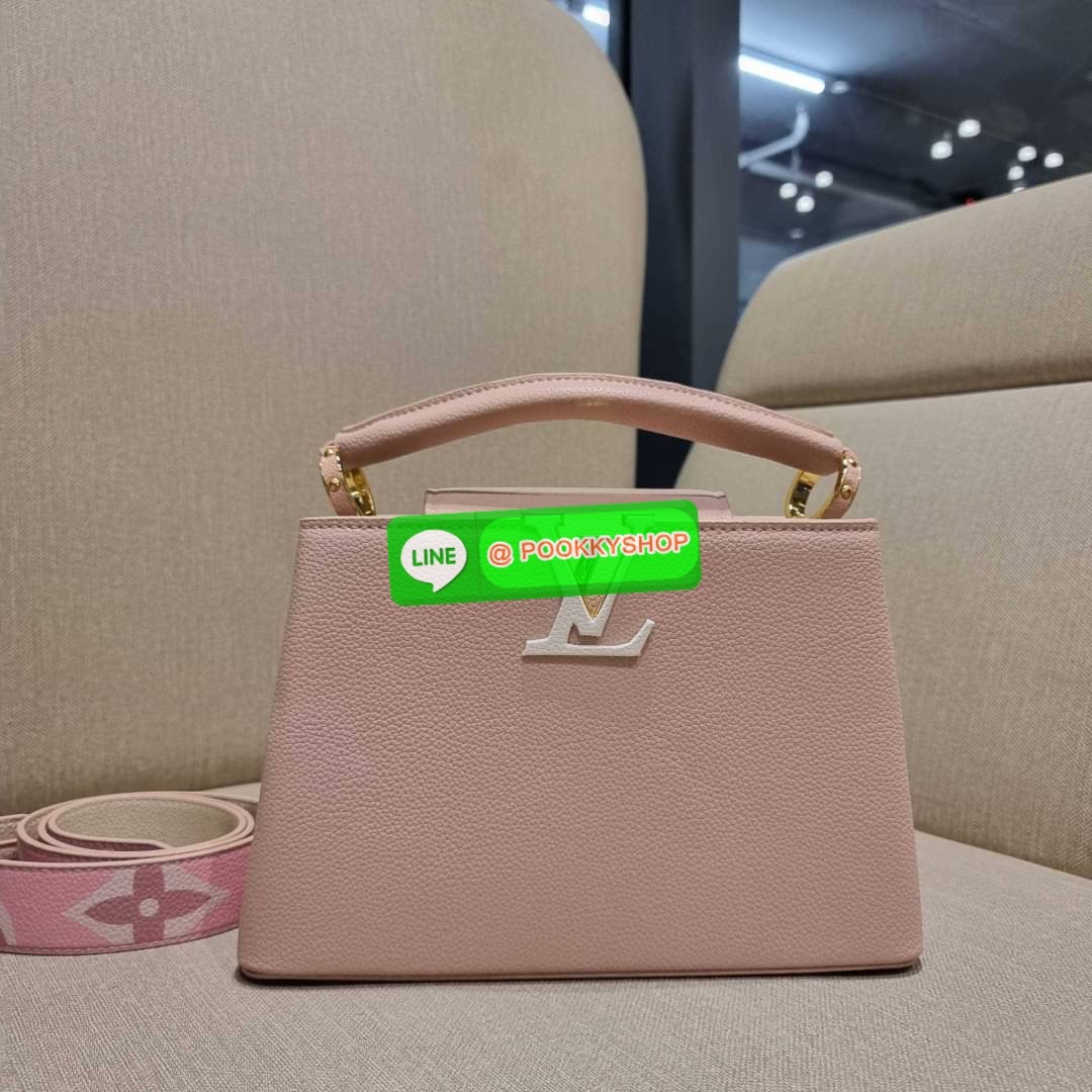 NEW IN!! LV capucines top handle วีไอพีพรีเมี่ยมกิ๊ฟจากเคาน์เตอร์ ที่สุดของความสวยในราคาเบาๆ กระเป๋าถือสุดหรู ดีไซน์ทรงคลาสสิค พร้อมลวดลายหรูหรา มาพร้อมหูจับในตัว ด้วยรูปทรงวินเทจและวัสดุหนังลูกวัว สัมผัสดี ขับผิว ทำให้ไอเท็มนี้สะกดทุกสายตาจริงๆ และยังมีล