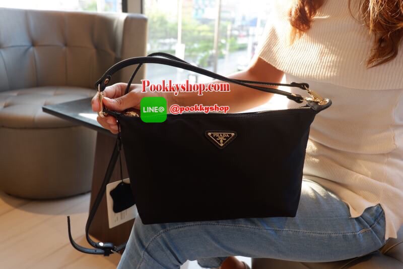 **มีถุงผ้า*** Best seller มากี่รอบก็หมดค่า สินค้าเข้าใหม่ ใบนี้ห้ามพลายเลย แม่ค้าแนะนำ อินเทรนสุดๆ งานพรีเมี่ยมกิ้ฟ กระเป๋า สวยๆ จาก แบรนด์ PRADA เป็นกระเป๋า เครื่องสำอางค์ แต่มีสายสะพายยาวให้ 2 สาย เป็นแบบคล้องแขน และสะพายข้างลำตัว เลิศมาก ใช้เป็น should