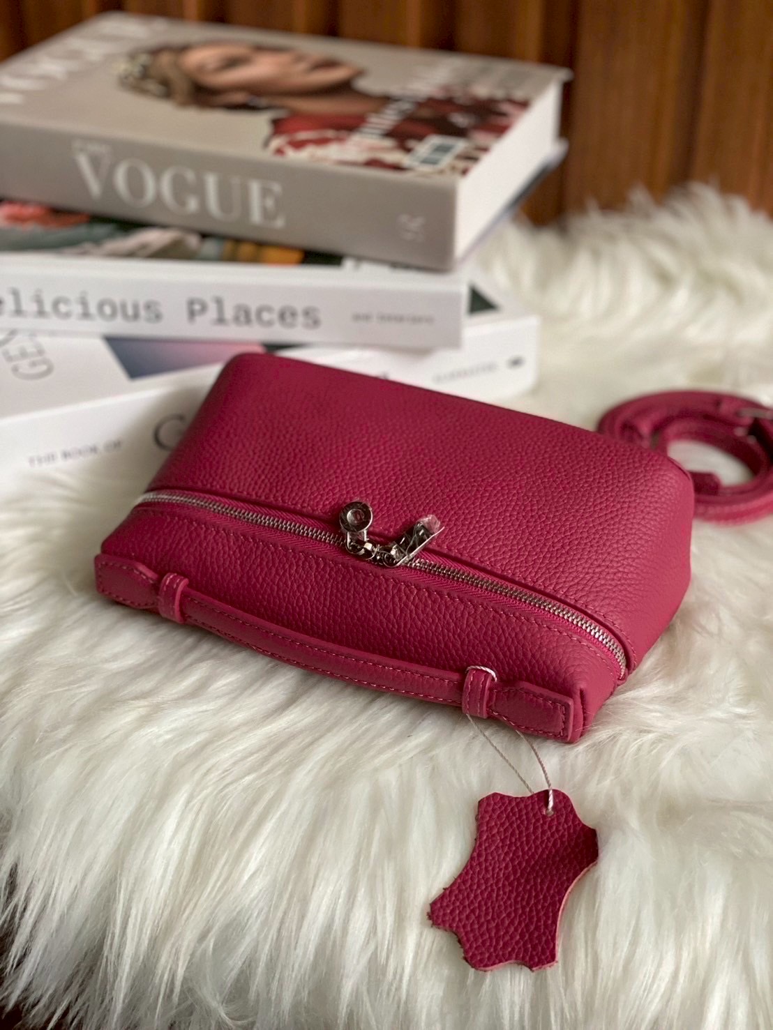 LP กระเเสเรียบหรูดูเเพงเเบบไม่ตะโกน ต้องยกให้รุ่นนี้เลยค่า งานตัดเย็บสวยมากกก เป็นหนังวัวเเท้ สัมผัสดีมากก จุของให้ครบ มือถือใส่ได้ทุกรุ่น มาพร้อมสายสะพายยาว