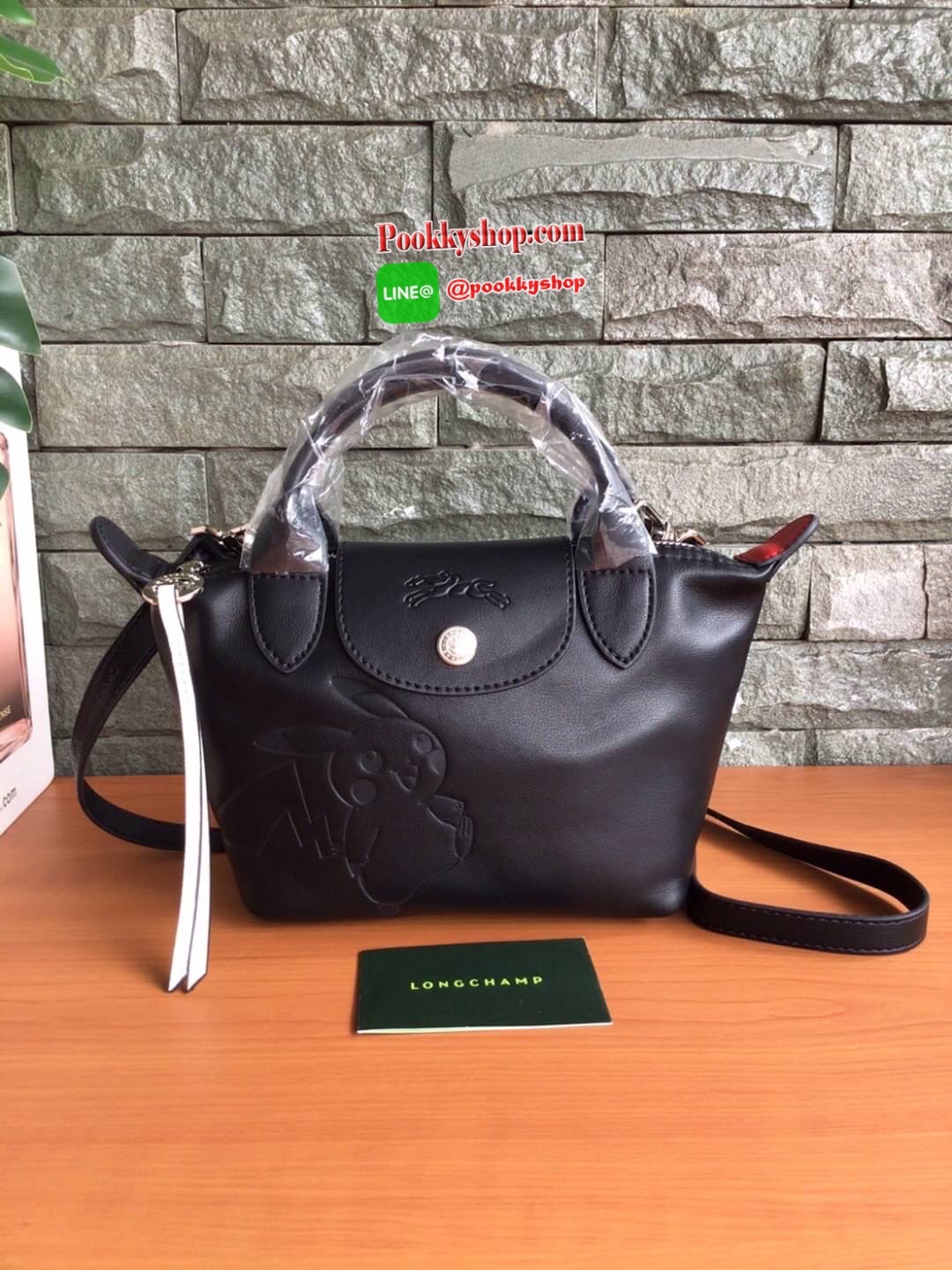 🚚 พร้อมส่ง 🚚 LONGCHAMP X POKE’MON TOP HANDLE BAG XS ขนาด มินิ รุ่น 1500 Collection LE PLIAGE CUIR Fall/ Winter เรียบหรูอย่างฝรั่งเศสกับความน่ารักคาวาอิแบบญี่ปุ่นมาผสม ซึ่งจะเป็นการนำเอาลวดลายพิคาชูมารังสรรค์ลงในกระเป๋าสุดคลาสสิกของแบรนด์ ก