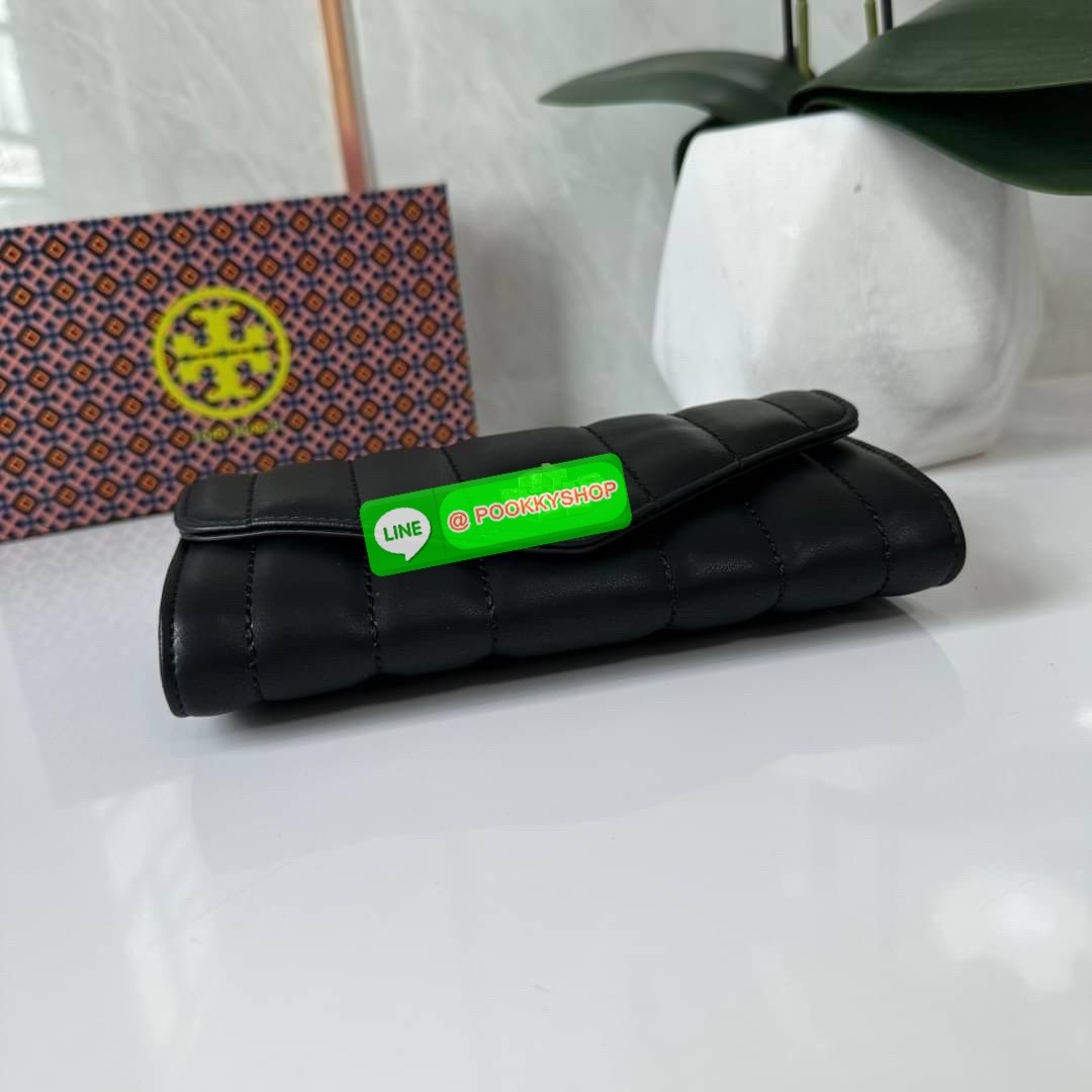 TORY BURCH KIRA CHEVRON POUCH KEY FOB 📍กระเป๋าสตางค์ใบยาว รุ่นใหม่ ทรงคลาสสิค 📍เปิด-ปิดด้วยอะไหล่บิดล็อค 📍ภายในมีช่องซิปตรงกลางสำหรับใส่เหรียญ ช่องใส่ธนบัตรและช่องใส่บัตร 📍วัสดุหนังแกะแท้ 📍จัดระเบียบกระเป๋าสตางค์ได้