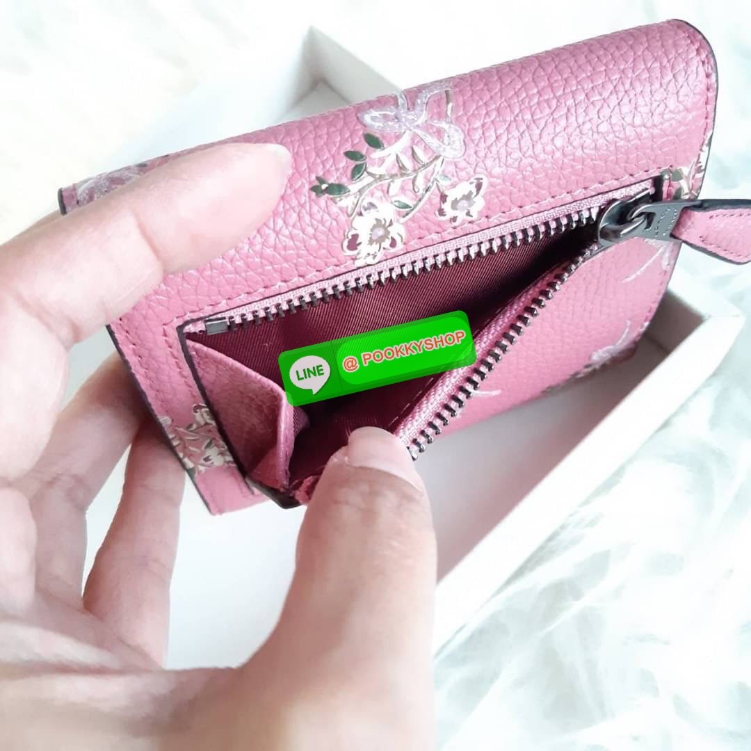 COACH F28445 SMALL WALLET WITH FLORAL BOW PRINT กระเป๋าสตางค์ใบสั้น พับสองตอน ลายดอกไม้น่ารักกลับมาอีกแล้วจ้า วัสดุหนัง pepble สวยทนทาน เปิด-ปิดด้วยกระดุม ภายในมีช่องใส่บัตร ใส่ธนบัตรได้ทุกขนาด ด้านหลังมีช่องซิปเล็กให้อีก ราคาดี คุ้มค่าแบบนี้ ต้องจัดไปเลย