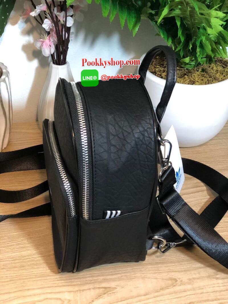 ADIDAS MINI BACKPACK กระเป๋าเป้หรือสะพายหนังPu คุณภาพดี สไตล์ Sport ขนาดมินิ น้ำหนักเบา ด้านหน้ามีโล้โก้และช่องซิป เปิดปิดด้วยซิปสะดวกใช้ หัวซิปแบรนด์ ภายในมีช่องใส่ของ หูจับถนัดมือ สายสะพายปรับได้ตามต้องการ สามารถสะพายเป็นเป้ หรือกระเป๋าสะพาย Crossbody ใ