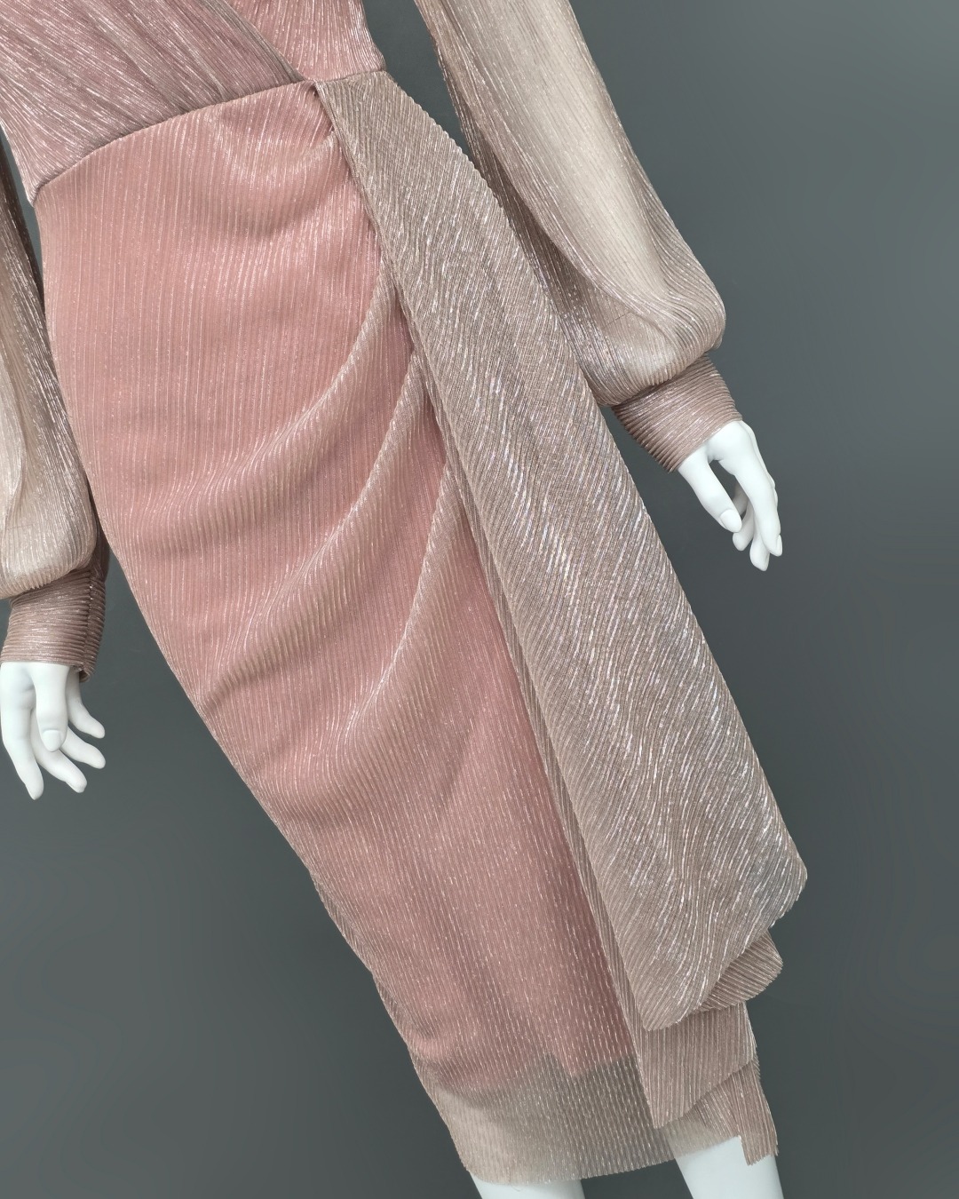 เดรสแฟชั่น เดรสเสื้อคอวีป้ายแขนยาว กระโปรงทรงสอบจับเดรปข้างลำตัว