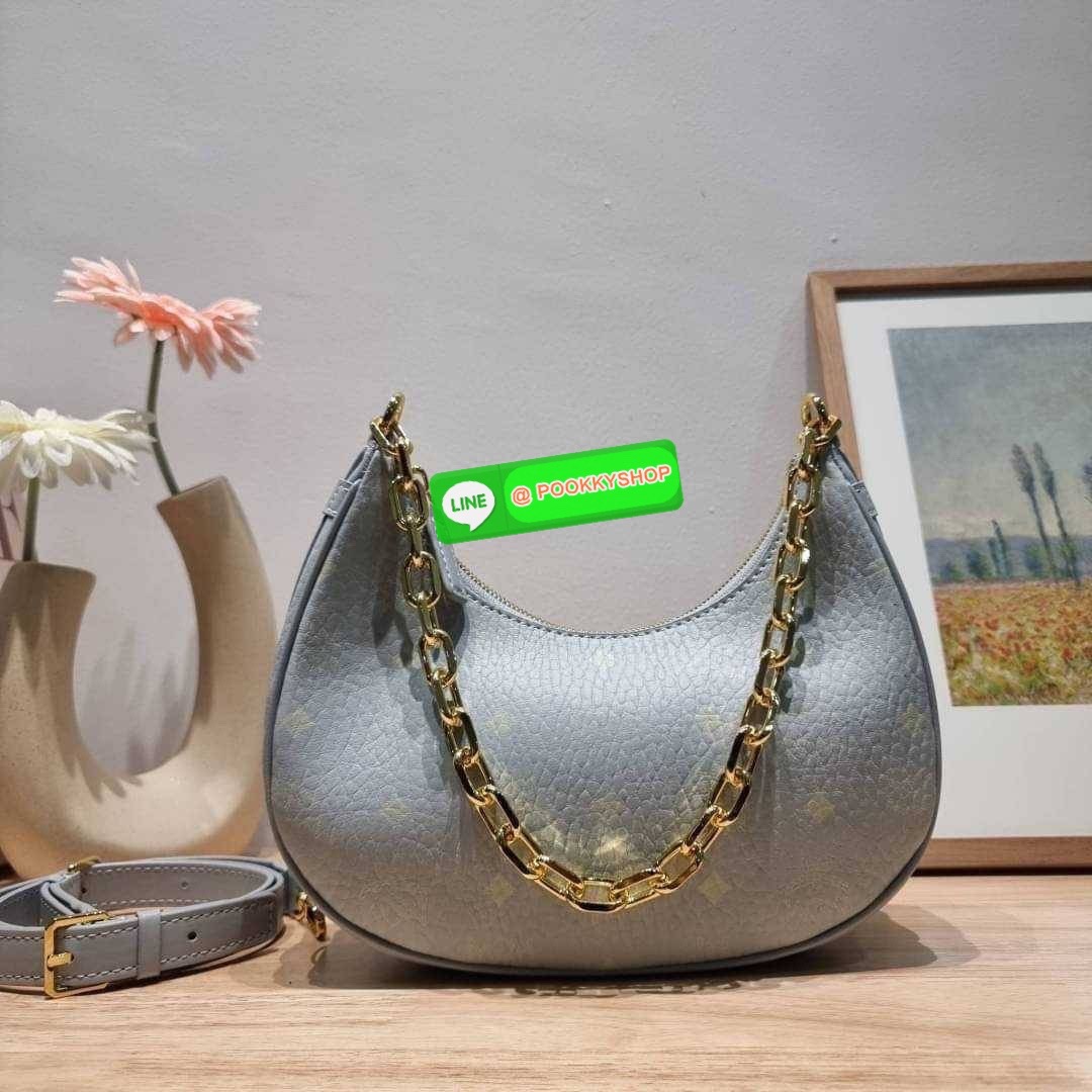 MCM AREN CRESCENT HOBO IN VISETOS ใหม่ล่าสุดก่อนใคร สวยได้ไม่ต้องรอ กับคอลใหม่ลุคลูกคุณ รูปทรง half moon ยอดฮิต ตอบโจทย์ได้ทุกลุค ทุกไลฟ์สไตล์ ใช้งานได้ง่ายคล่องตัว กับกระเป๋าสะพายข้าง ที่มาพร้อมสายโซ่คล้องด้านหน้า และสายหนังครอสบอดี้ ปรับเปลี่ยนการใช้งาน
