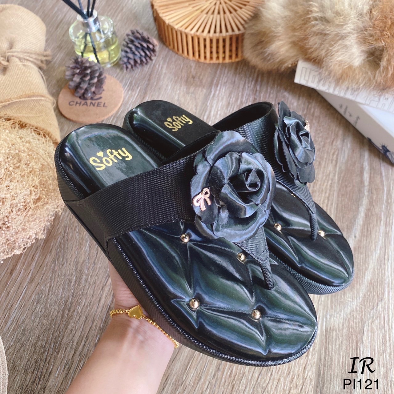 แบบขายดี!!! พร้อมส่ง รองเท้าโซฟา สไตล์ Shu Berry แบรนด์ดัง ผ้าวิ้งๆแต่งดอกกุหลาบด้านในซับนวมกำมะหยี่ พื้นฝังหมุดทองกลม ส้นหนา 1.5 นิ้ว พื้น Soft comfort งานhigh quality ได้ลองแล้วจะหลงรักเลยค่า