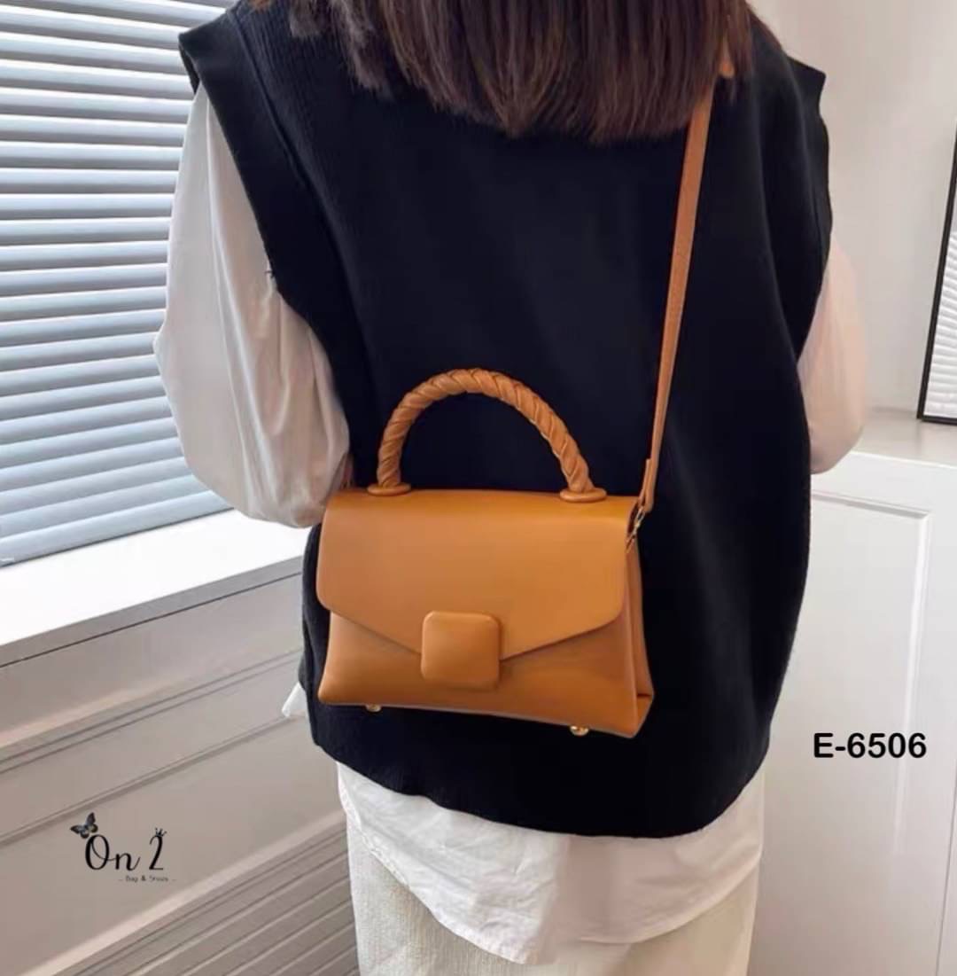 New arrivals รุ่นยอดฮิตที่ทุกคนต้องมีสีพื้น มีความคลาสสิค เรียบ แพงไม่ตะโกน สายปรับ สั้น/ คลอสบอดี้ได้ค่ะ จุได้ครบ พร้อมส่ง. ต้องจัดเลยค้า