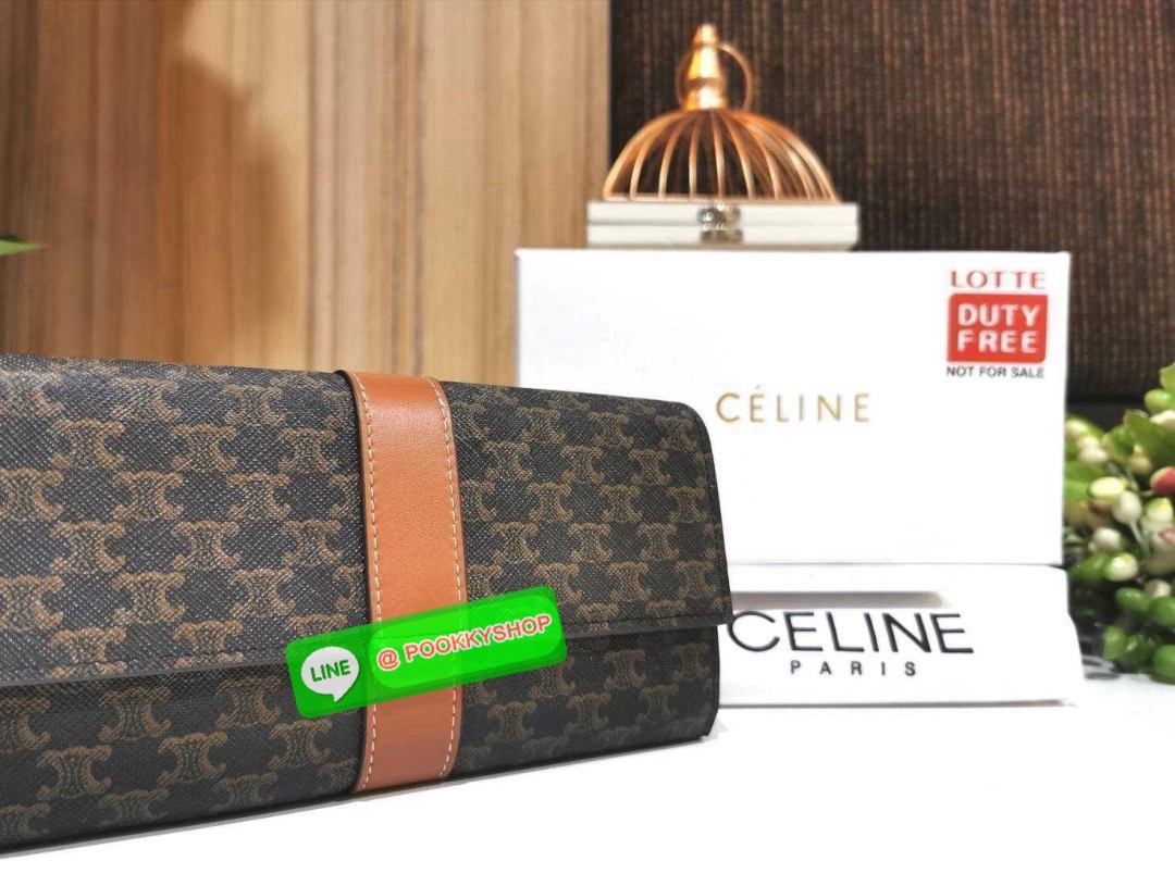 ✴️มาแล้วนะคะ! Don't Miss!✴️CELINE LONG WALLET BAG VIP GIFT WITH PURCHASE-GWP กระเป๋าพรีเมี่ยมกิ๊ฟ Limited จาก CELINE HAUTE PARFUME DUTYFREE COUNTER วัสดุ Triomphe Canvas หนังสวยอยู่ทรงปั้มโลโก้ด้านหน้าเปิดปิดฝาปิดกระดุม ภายในมีช่องใส่บั