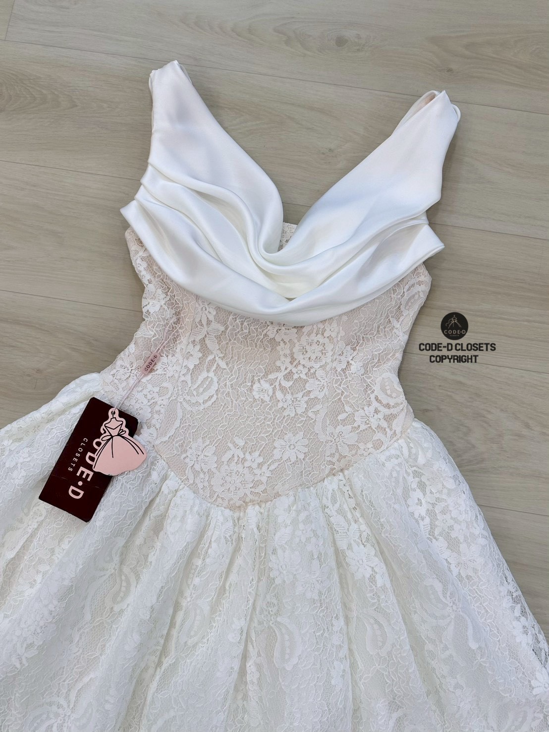 เดรสแฟชั่น มินิเดรสลูกไม้สีขาว คอถ่วงด้านหน้าตกแต่งด้วยผ้าซาติน