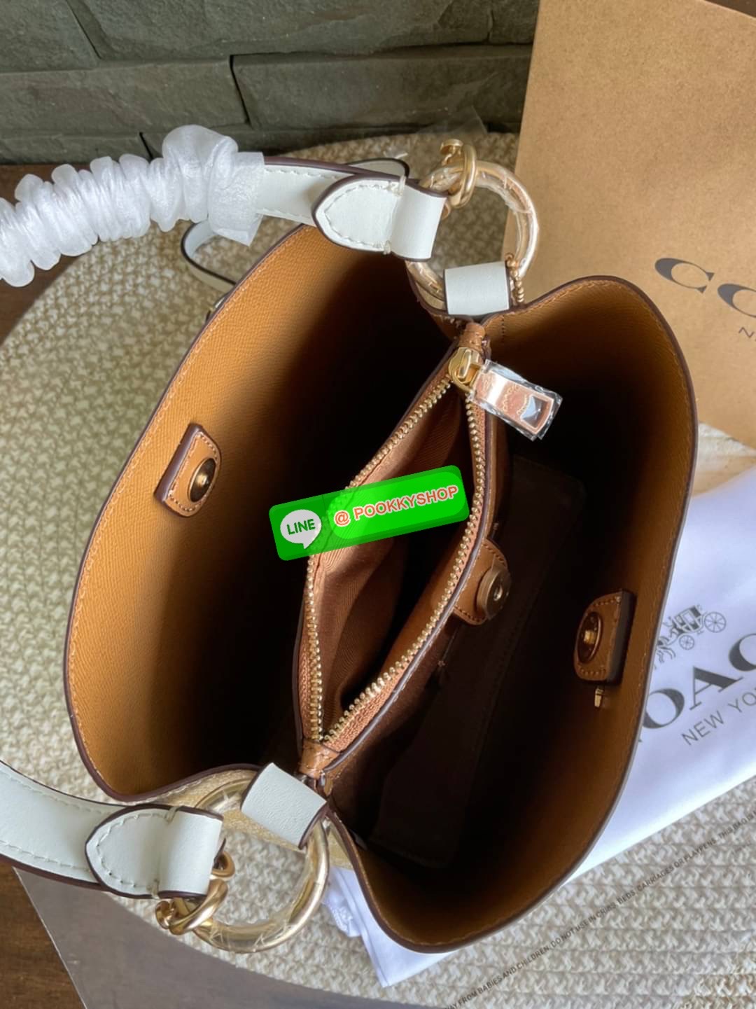 COACH SMALL TOWN BUCKET BAG IN SIGNATURE CANVAS รุ่น 2312 Collection บักเก็ตคลาสสิค รุ่นยอดนิยม กำลังมาแรงมากๆ กระเป๋าสะพายไหล่ และ Cross Body วัสดุหนังแคนวาสอย่างดี มาพร้อมสายสะพายสะพายไหล่ถอดออกไม่ได้ / สายสะพายยาว สายถอดออกได้ มี 3 ช่องใช้งาน