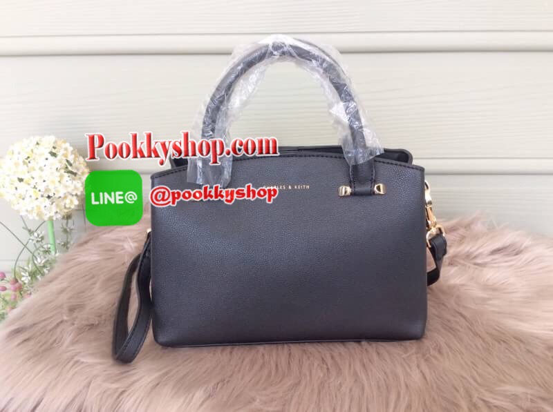 จัดส่งฟรี EMS ทั่วไทยค่ะ พร้อมส่ง New! 2017 CHARLES & KEITH BASIC CITY BAG SHOP (Size M) กระเป๋าถือหรือสะพาย ทรงสวย ขนาดกำลังดี อยู่ทรง หนังpuแข็ง ภายในเปิด-ปิดด้วยกระดุมแม่เหล็ก มี2ช่อง คั่นกลางด้วยช่องซิป ฐานกระเป๋ามีหมุดรองฐานสี่มุม ใส่กระเป๋าสตางค์ยาว