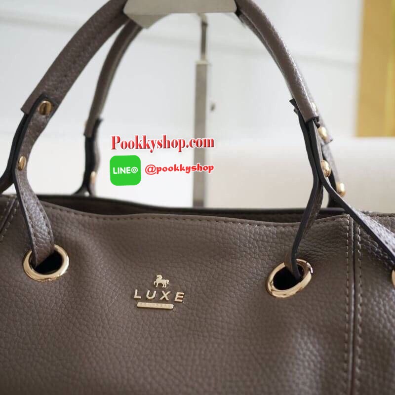 รุ่น Andrea city bag เปิดตัวรุ่นใหม่พร้อมอะไหล่สามแถว สั่งทำพิเศษจากโรงงานเดียวกับแบรนด์ดังระดับโลกเลยค่ะ สุดหรูไม่ลอก มาในทรงสุดสวยเปิดตัวใหม่✔️ มีสายสะพายสองเส้น เส้นแรกคือสายเปีย สะพายแล้วดูน่ารักสุดๆ หรือจะใช้สายสะพายยาวก็คล่องตัว ปากกระเป๋ามีซ