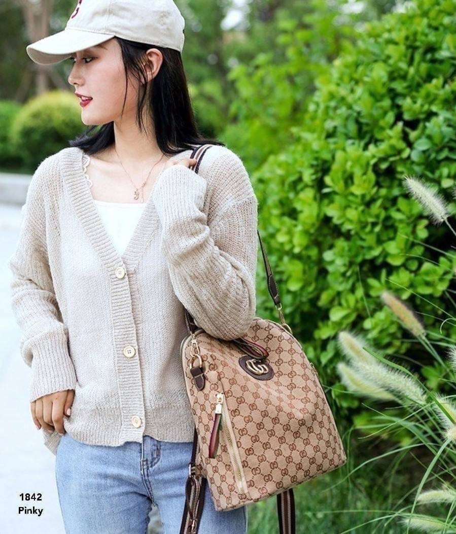 พร้อมส่ง 1842 เป้นำเข้า สวยอีกแล้ว รุ่นนี้มา 2 สี ลายสวย งานผ้าขิดทอง ขิดดำ ออกเงาๆ สวยมาก ขนาดกำลังดี ใช้เป้ได้ มีสายสะพายได้ ใช้งานแบบ 2 in 1 ด้านในกว้าง จุเยอะ สะดวกสบาย สวยเก๋สุดๆ