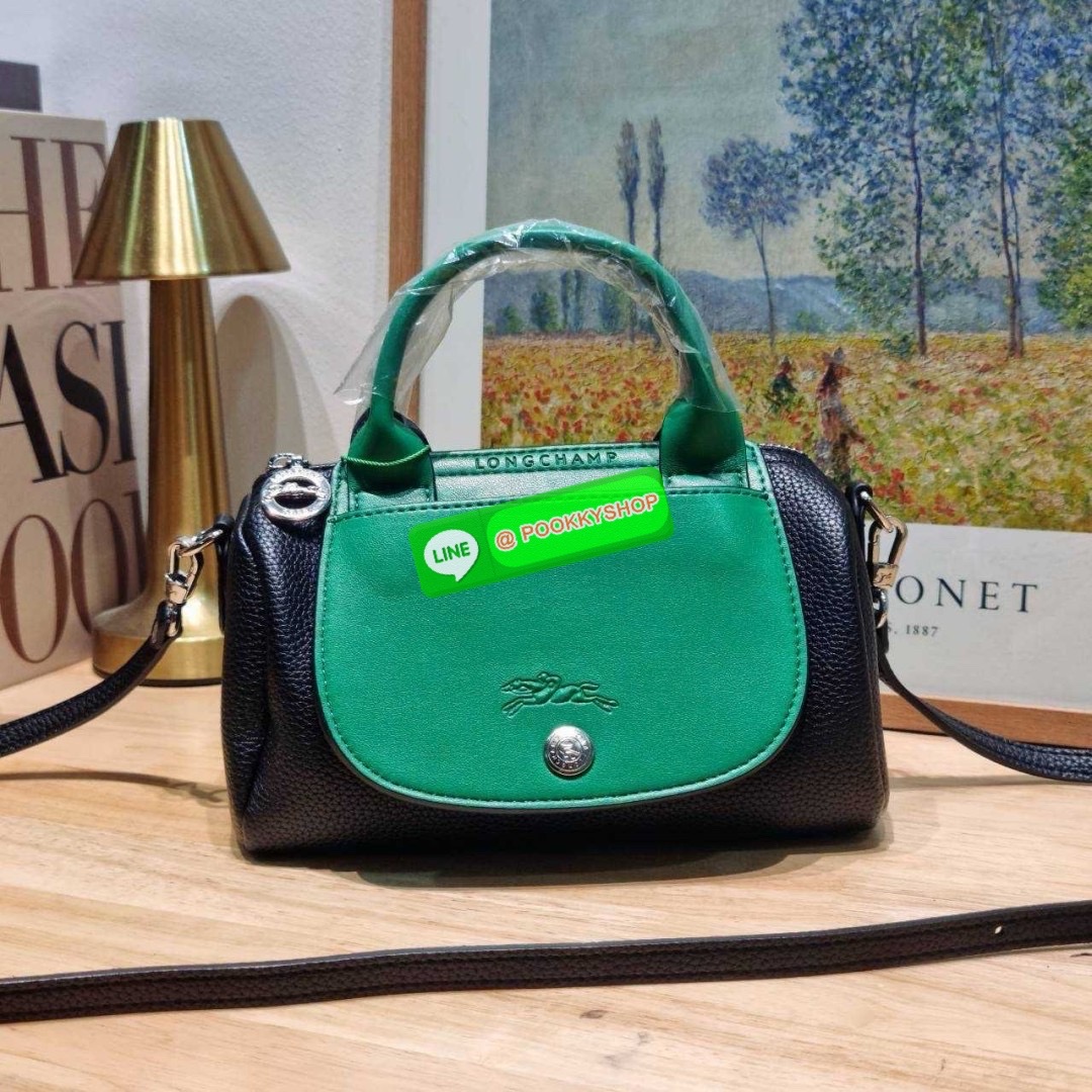 Longchamp le pliage xtra XS leather crossbody bag 🔆 Details มาใหม่! กับกระเป๋าถือ/สะพายรุ่นยอดฮิต ที่มาในดีไซน์ทูโทน โดดเด่นมีกิมมิค น่ารักน่าใช้สุดๆ รูปทรง cylinder ใช้งานง่าย ฝากระเป๋ามีช่องเล็กๆให้ได้ใส่บัตร ใส่ธนบัตรแบบหยิบจับง่ายๆ ช่องหลักเป็