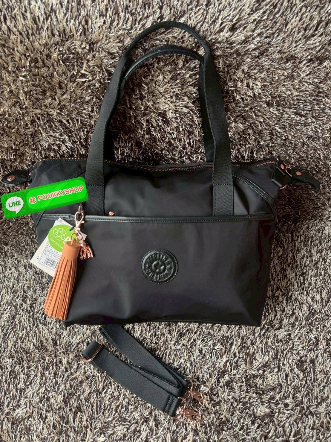 Kipling ART ORGANIZED เป็นกระเป๋าขนาดไม่เล็กหรือใหญ่ จนเกินไป จากแบรนด์ Kipling รุ่น ART ภายในมีช่องเก็บของเป็นสัดส่วน ให้คุณเก็บสิ่งของจำเป็นทั้งหมดของคุณได้อย่างไม่มีตกบกพร่อง มาพร้อมกับลิง Kipling อะไหล่สีโรสโกลด์ ที่แม็กเข้ากับสีกระเป๋าซึ่งเป็นสีดำ ทำ