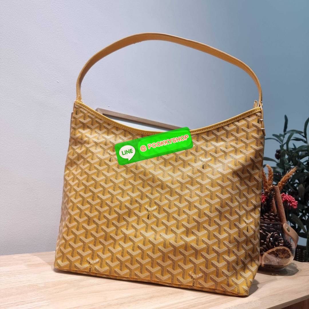 GOYARD BOHEME HOBO BAG ใหม่สุดคุ้ม กับกระเป๋าสะพายทรงโฮโบ ใบใหญ่จุใจ!! มาครบสีขายดี เลิศทุกสี รูปทรงคลาสสิค ดีไซน์เป็นเอกลักษณ์ วัสดุหนังแคนวาสพิมพ์ลายสวยคม ปากกระเป๋ามีซิปเปิด-ปิดกันของหล่นได้ ภายในโล่งกว้างมาก มาพร้อมสายคล้องในตัว ทนทาน สะพายสวยๆได้ทุกว