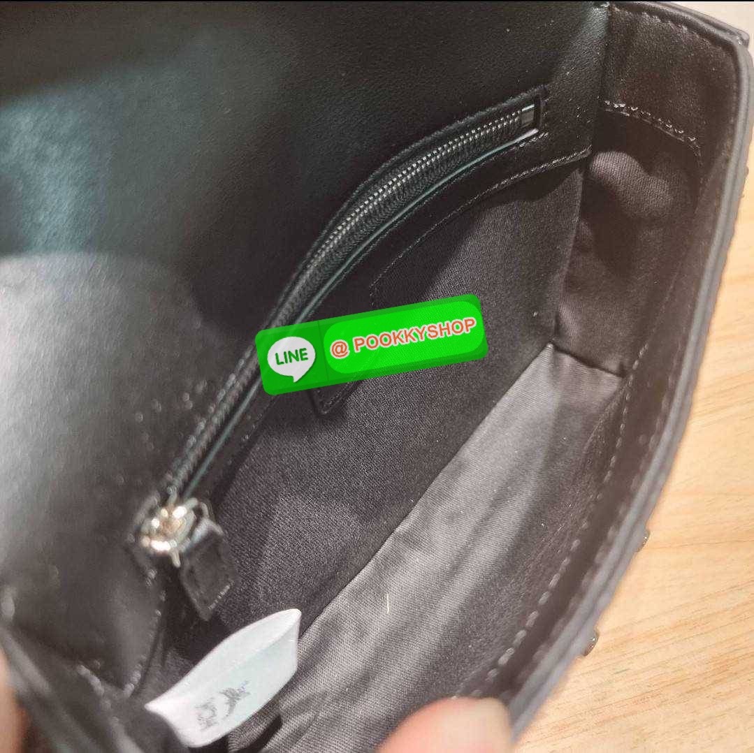 MCM SMALL MILLIE CROSSBODY IN VISETOAS กลับมาแน่นๆกับไอเท็มสุดฮิต!! ดาราเซเลปใช้กันเพียบ กระเป๋าสะพายข้าง ดีไซน์กึ่งสปอร์ต แต่แฝงความหรูในตัว ใช้งานง่ายด้วยขนาดที่พอเหมาะ และสายสะพายสปอร์ตที่สะพายคาดได้สะดวก จะสะพายข้าง สะพายแบบคาดอก ก็ดูดีไปหมด เปิด-ปิดด